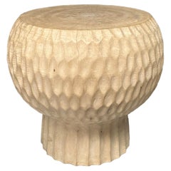 Skulpturaler handgeschnitzter Beistelltisch aus massivem Mangoholz, modern, organisch, gebleicht