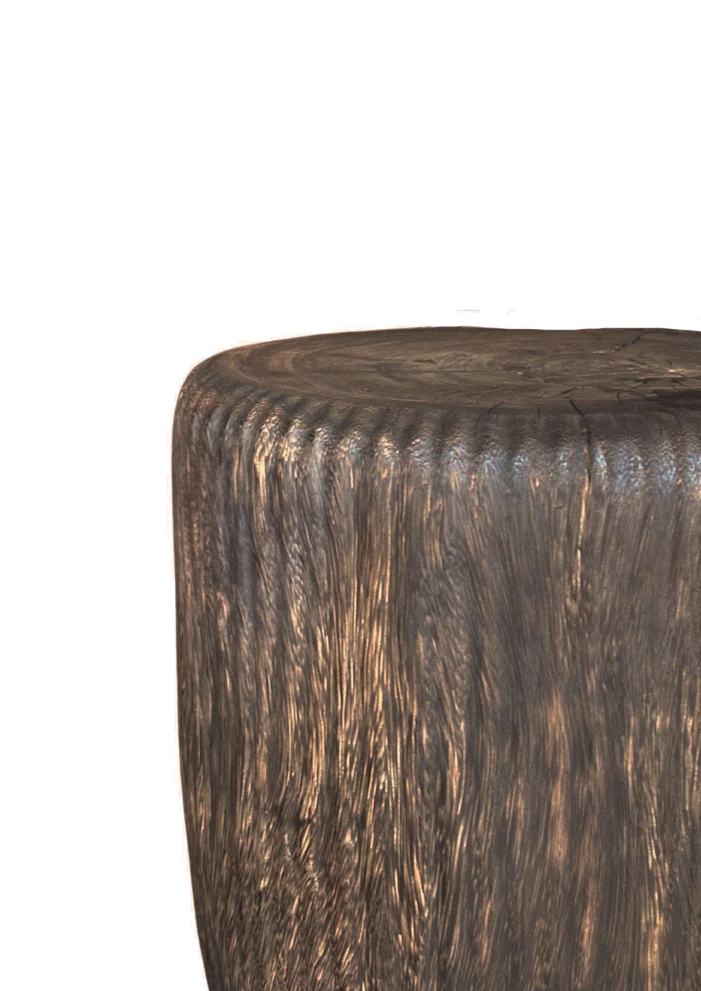 Voici une étonnante table d'appoint sculpturale en bois de manguier qui allie admirablement l'art et la fonctionnalité. Cette pièce exquise présente des côtés sculptés de manière complexe qui mettent en valeur le grain naturel du bois, ajoutant
