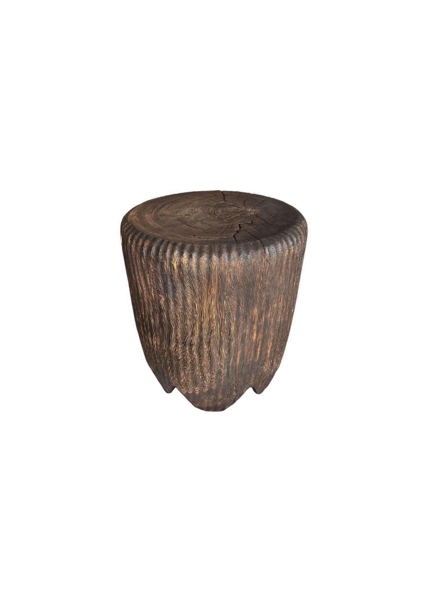 Organique Table d'appoint sculpturale en bois de manguier massif, sculptée à la main, The Modernity, Brown en vente