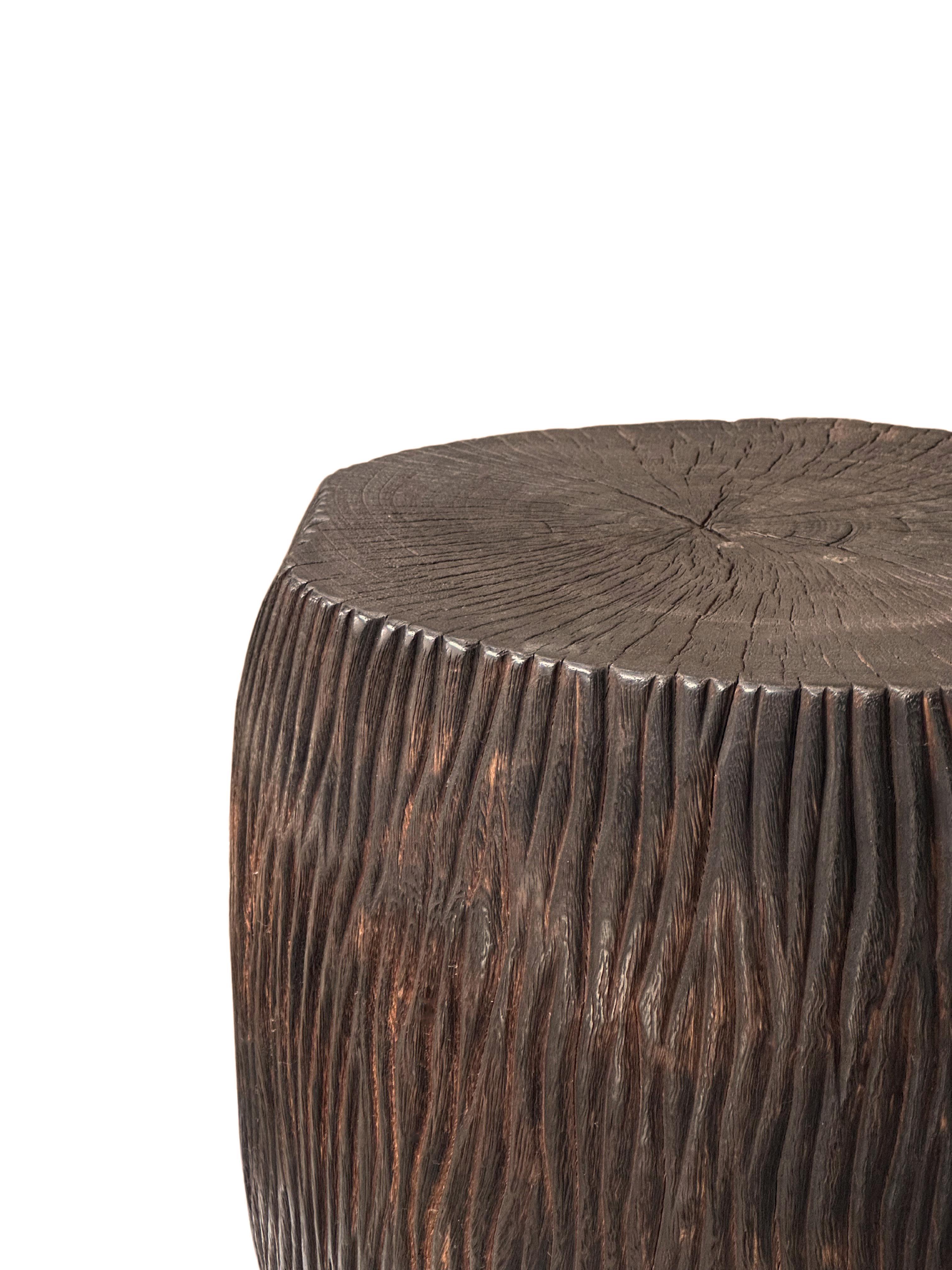 Skulpturaler handgeschnitzter Beistelltisch aus massivem Mangoholz, Modern Organic, Brown (Indonesisch) im Angebot