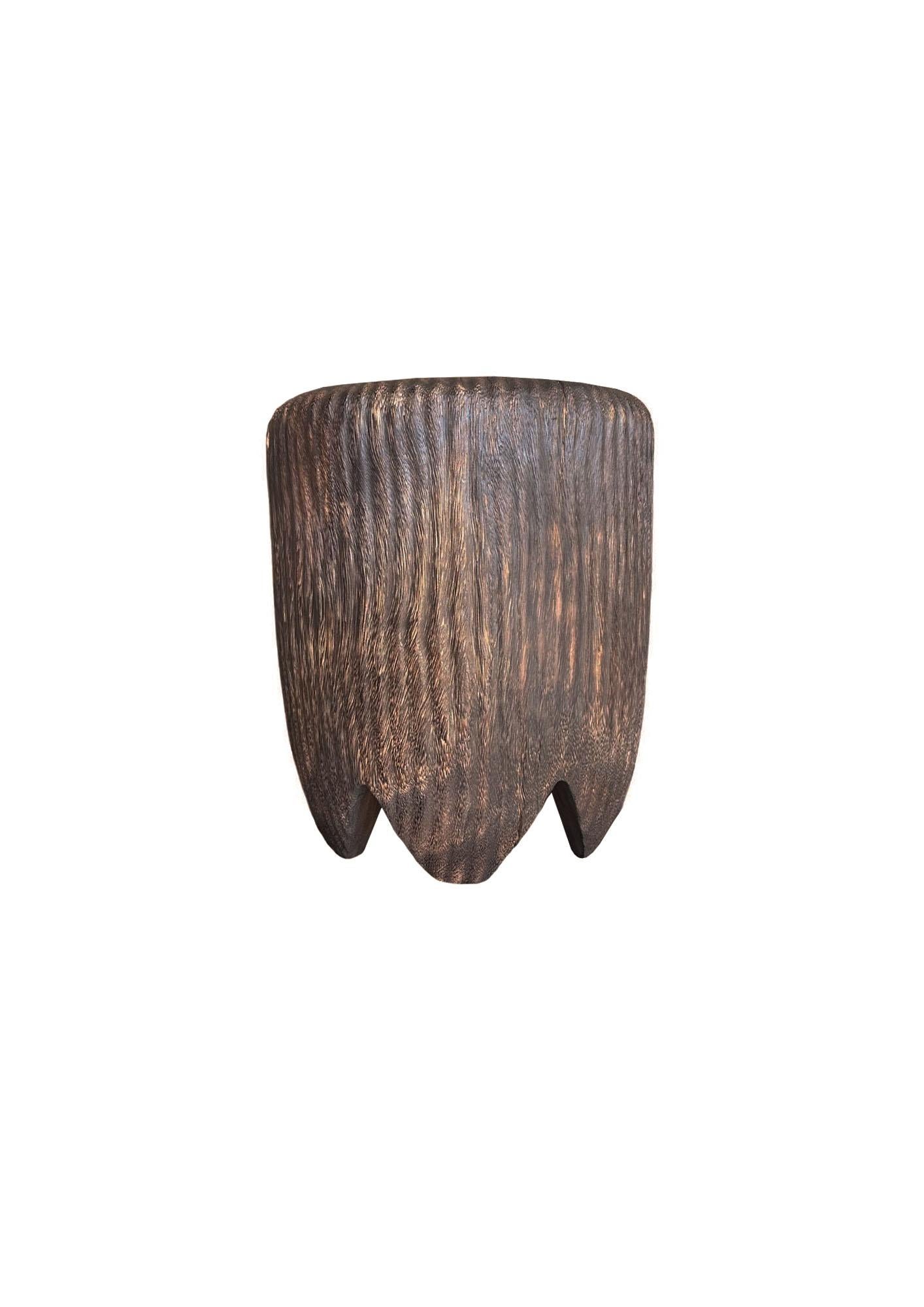 Indonésien Table d'appoint sculpturale en bois de manguier massif, sculptée à la main, The Modernity, Brown en vente