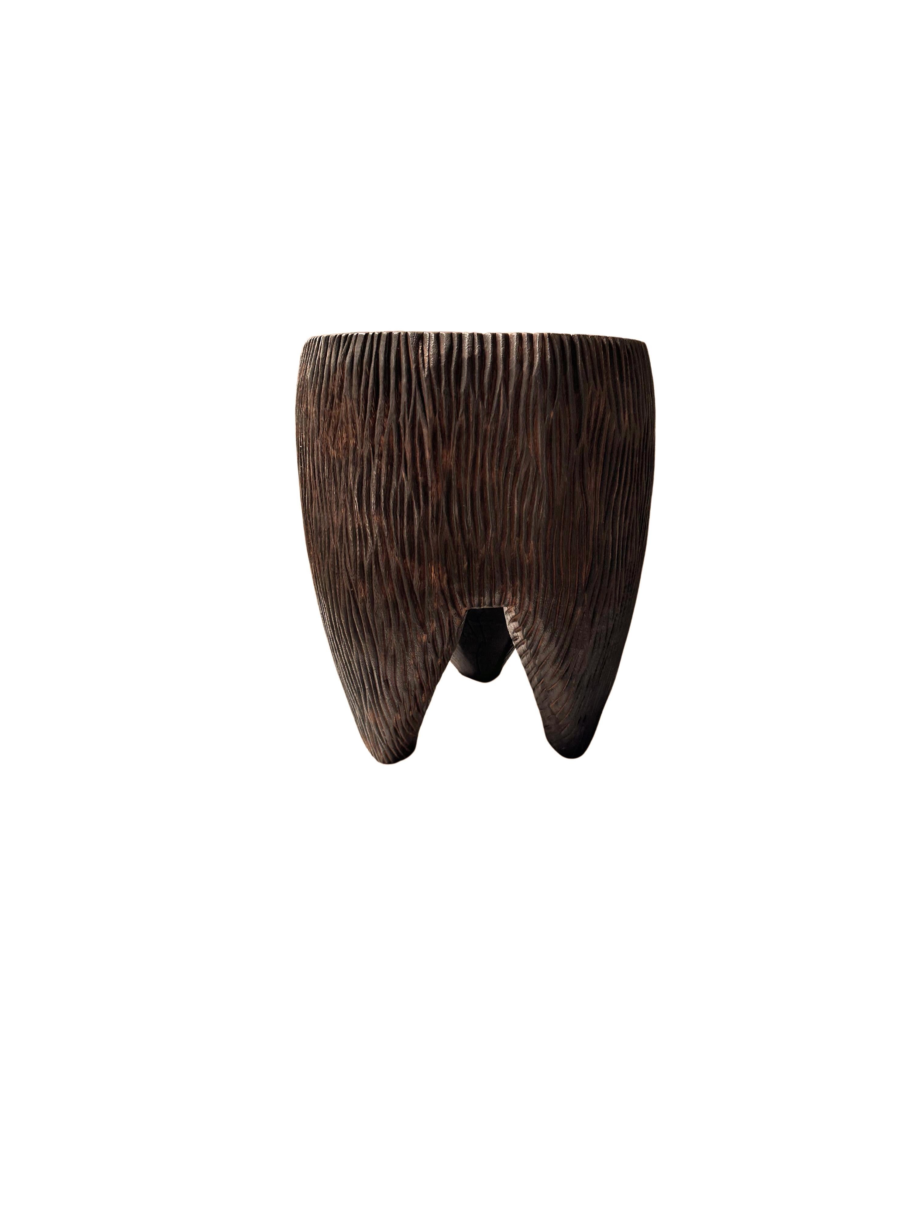 Skulpturaler handgeschnitzter Beistelltisch aus massivem Mangoholz, Modern Organic, Brown (Handgeschnitzt) im Angebot
