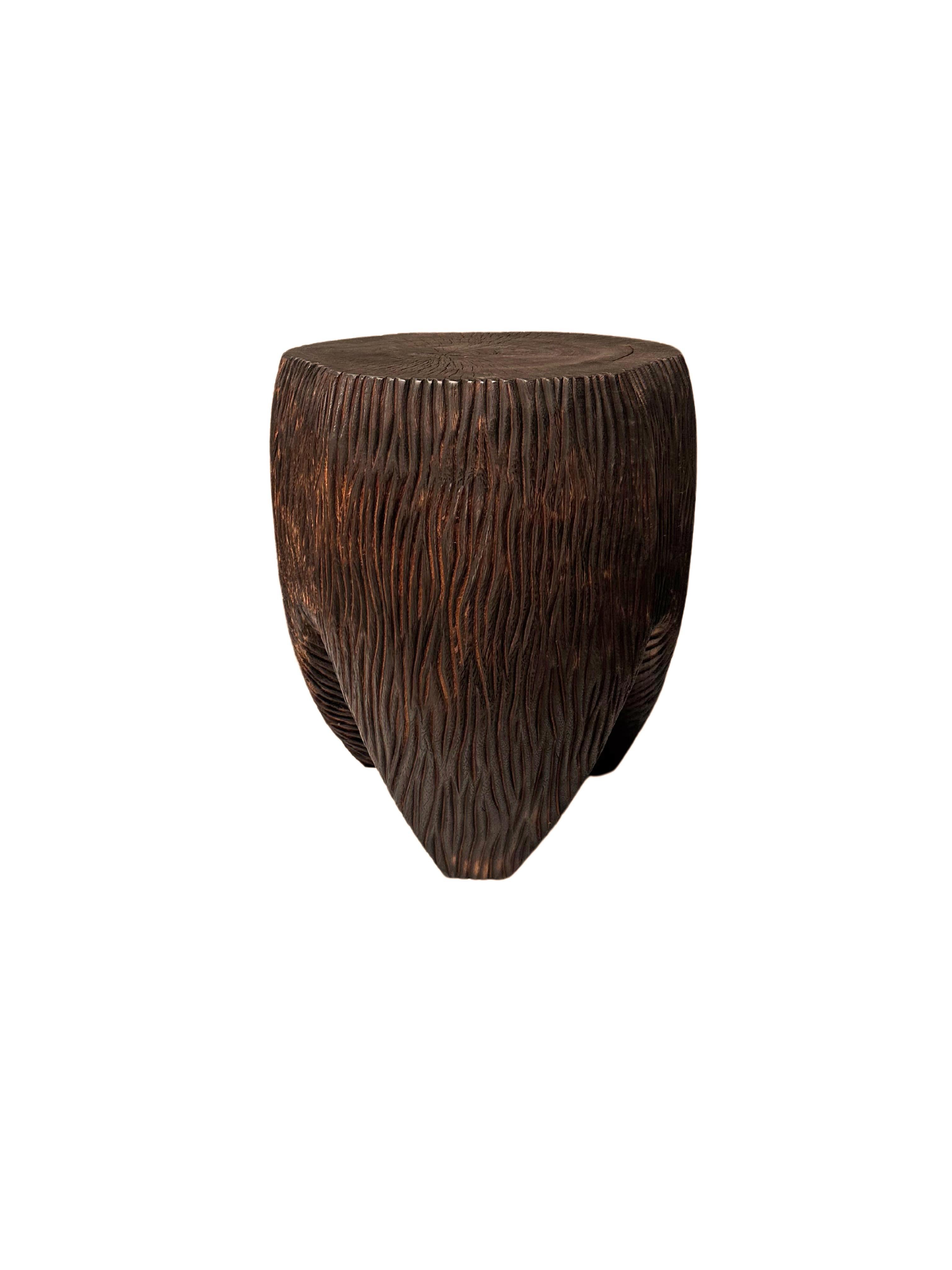 Skulpturaler handgeschnitzter Beistelltisch aus massivem Mangoholz, Modern Organic, Brown im Zustand „Neu“ im Angebot in Jimbaran, Bali