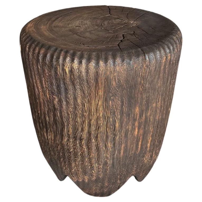 Skulpturaler handgeschnitzter Beistelltisch aus massivem Mangoholz, Modern Organic, Brown