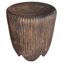 Skulpturaler handgeschnitzter Beistelltisch aus massivem Mangoholz, Modern Organic, Brown