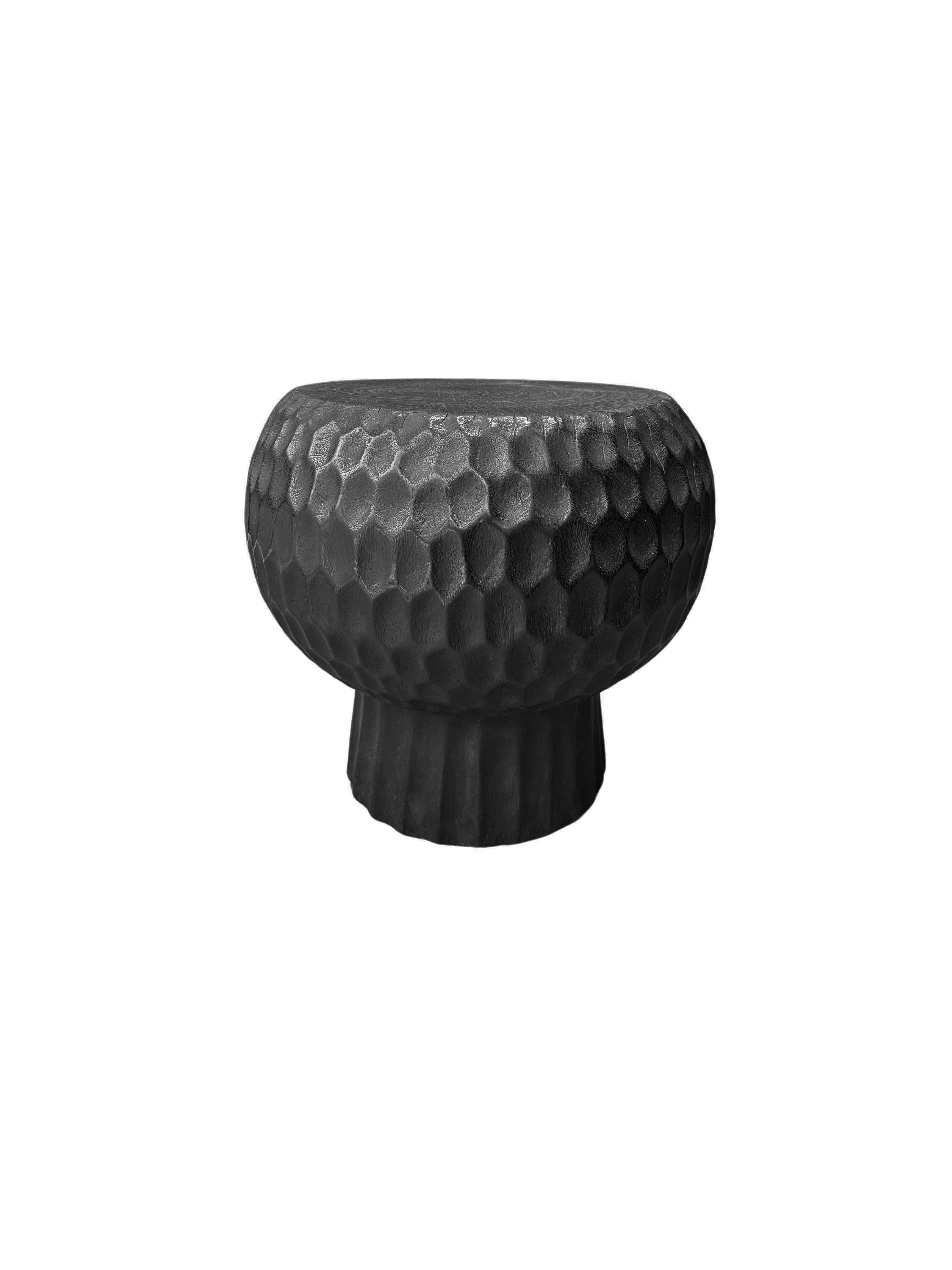 Organique Table d'appoint sculpturale en bois de Mango massif sculptée à la main, moderne, organique et brûlé en vente