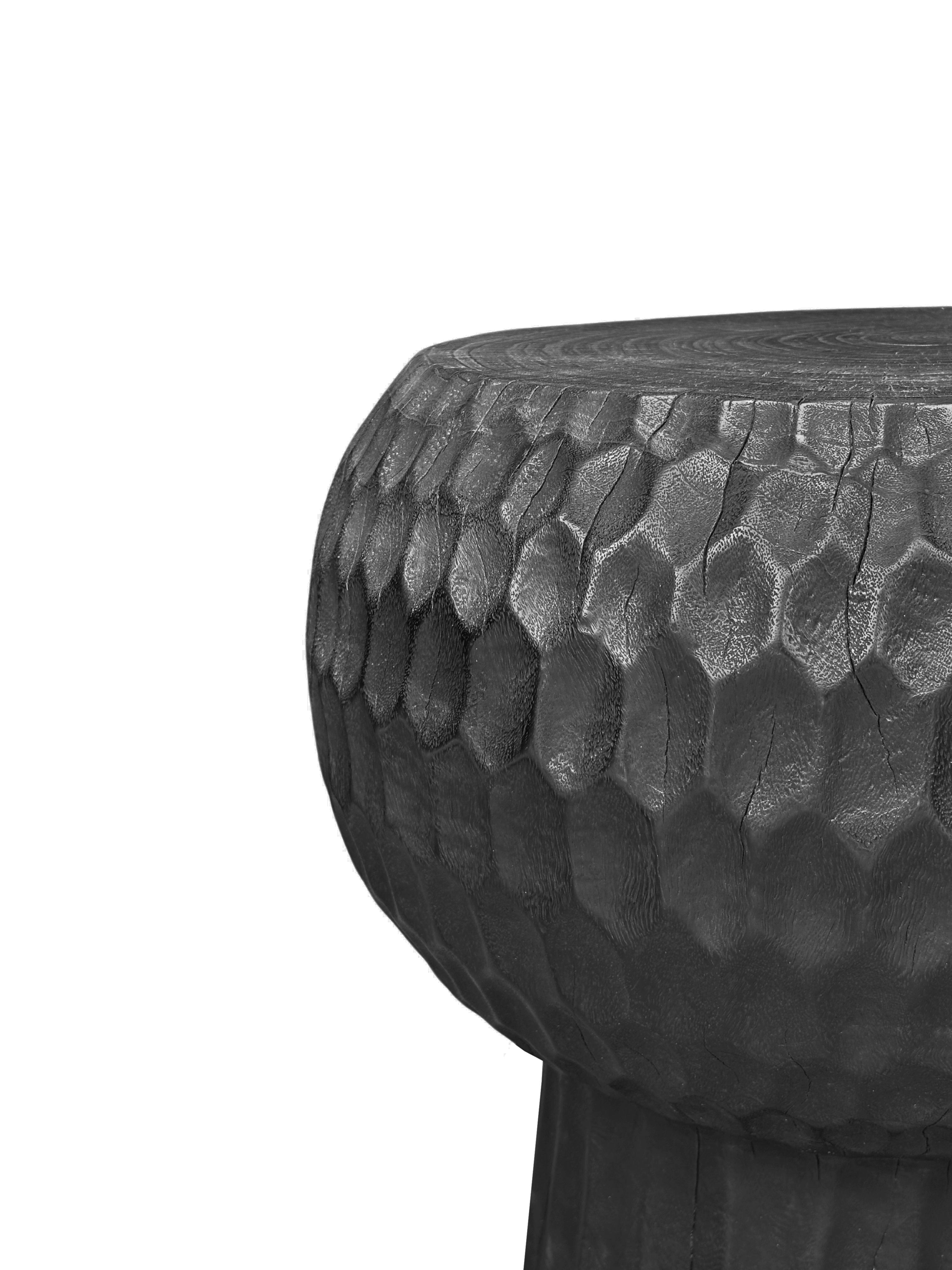 Indonésien Table d'appoint sculpturale en bois de Mango massif sculptée à la main, moderne, organique et brûlé en vente
