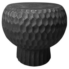 Skulpturaler handgeschnitzter Beistelltisch aus massivem Mangoholz, modern, organisch, gebrannt