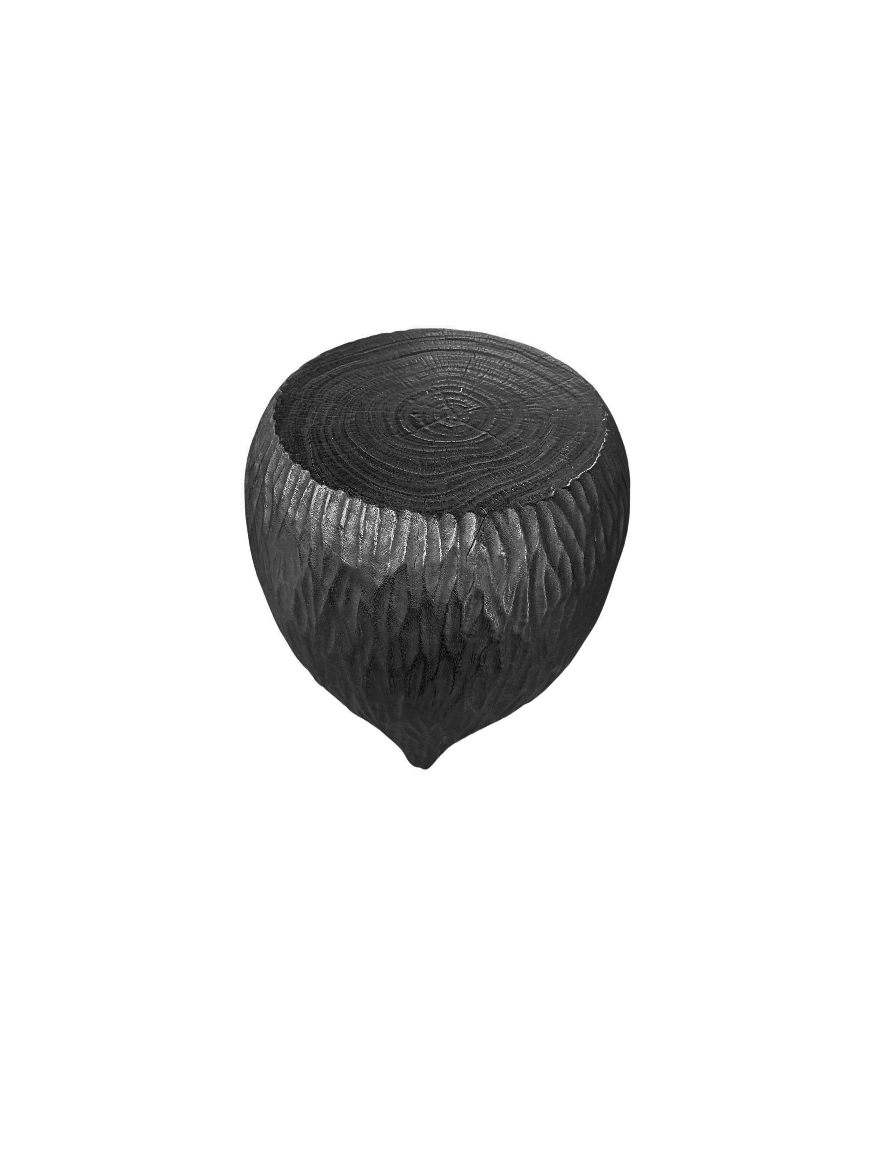 Organique Table d'appoint sculpturale en bois de Mango massif sculptée à la main, moderne, organique et brûlé en vente