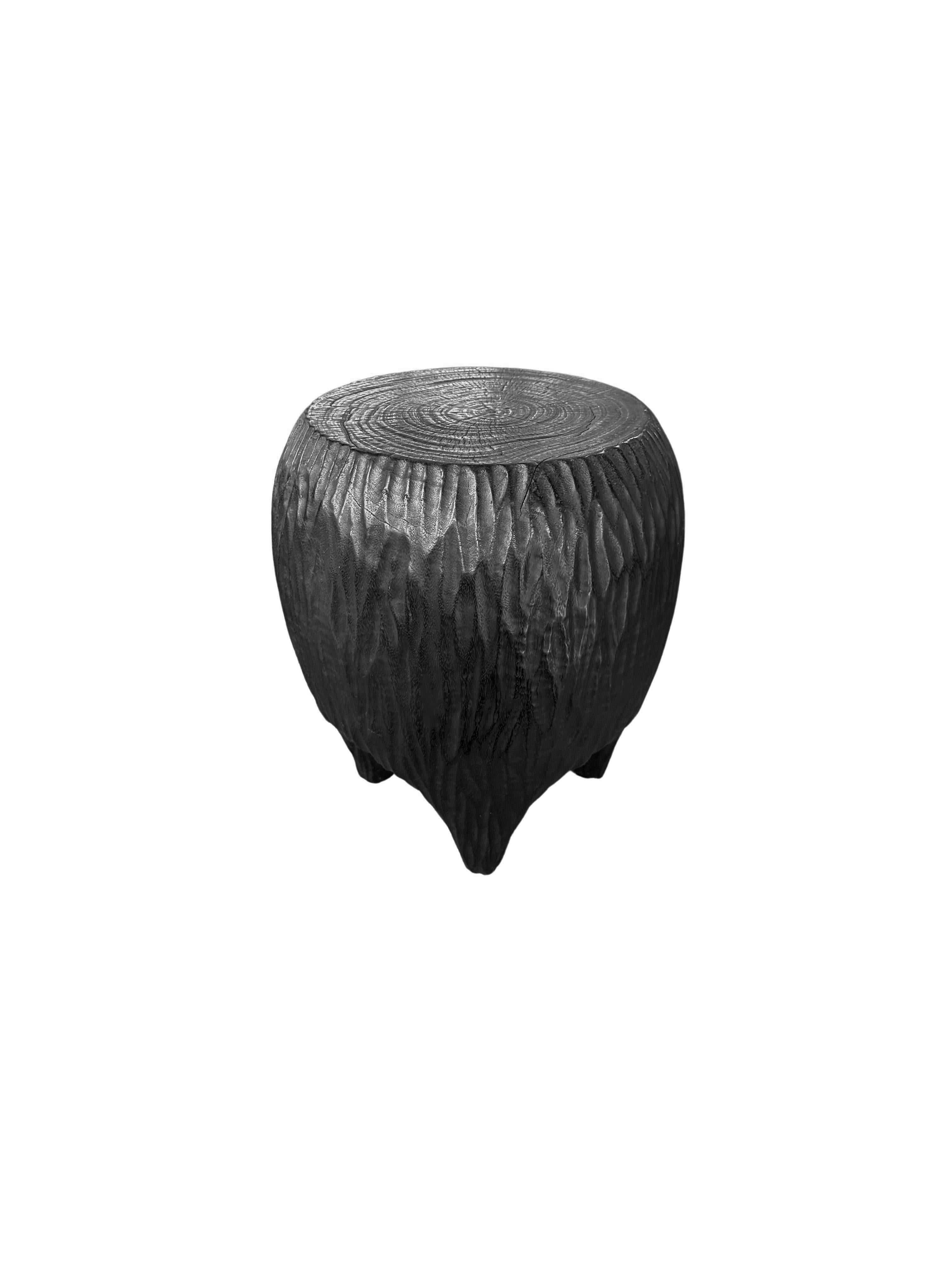 Indonésien Table d'appoint sculpturale en bois de Mango massif sculptée à la main, moderne, organique et brûlé en vente