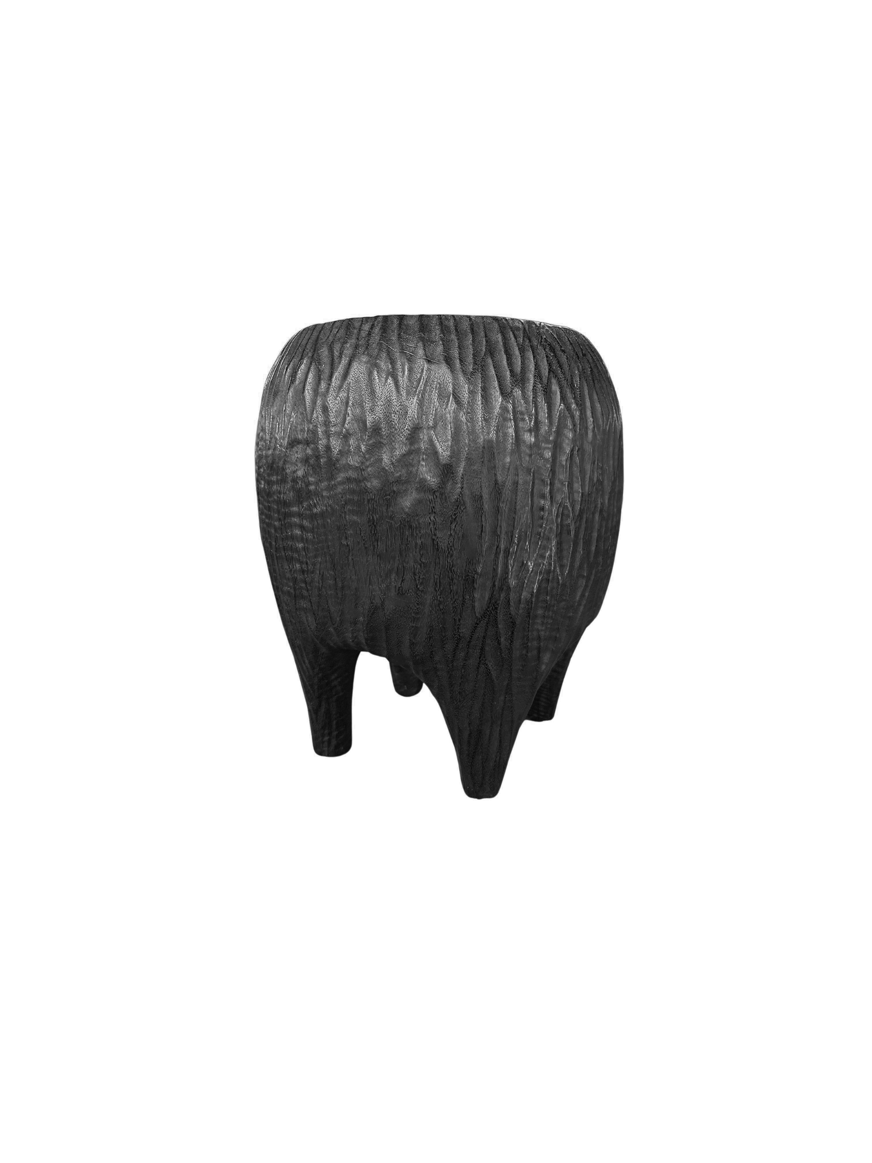 Sculpté à la main Table d'appoint sculpturale en bois de Mango massif sculptée à la main, moderne, organique et brûlé en vente