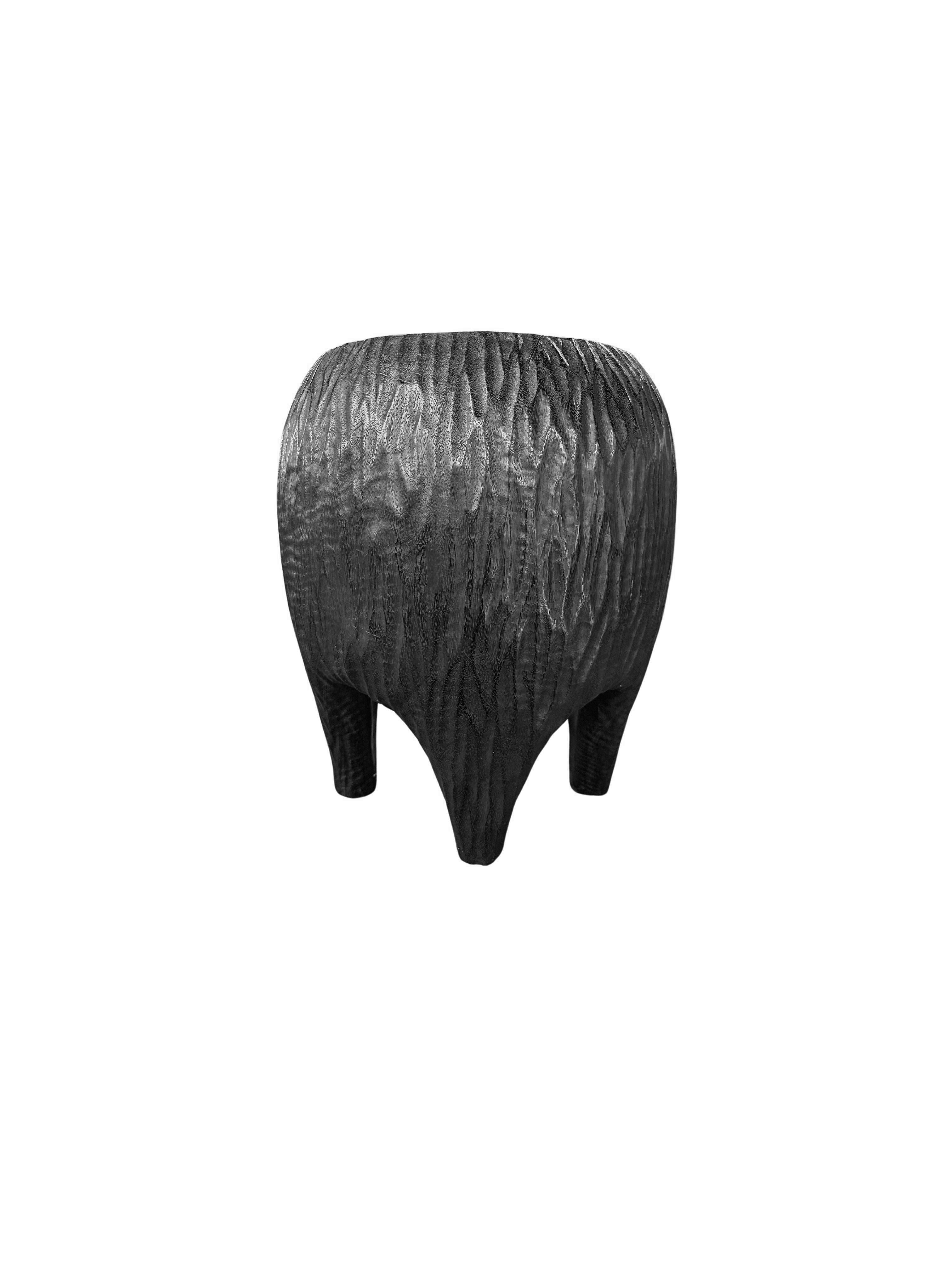 Table d'appoint sculpturale en bois de Mango massif sculptée à la main, moderne, organique et brûlé Neuf - En vente à Jimbaran, Bali