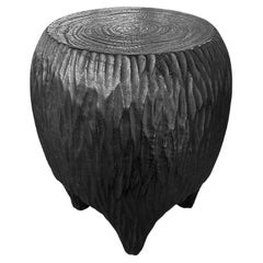 Skulpturaler handgeschnitzter Beistelltisch aus massivem Mangoholz, modern, organisch, gebrannt