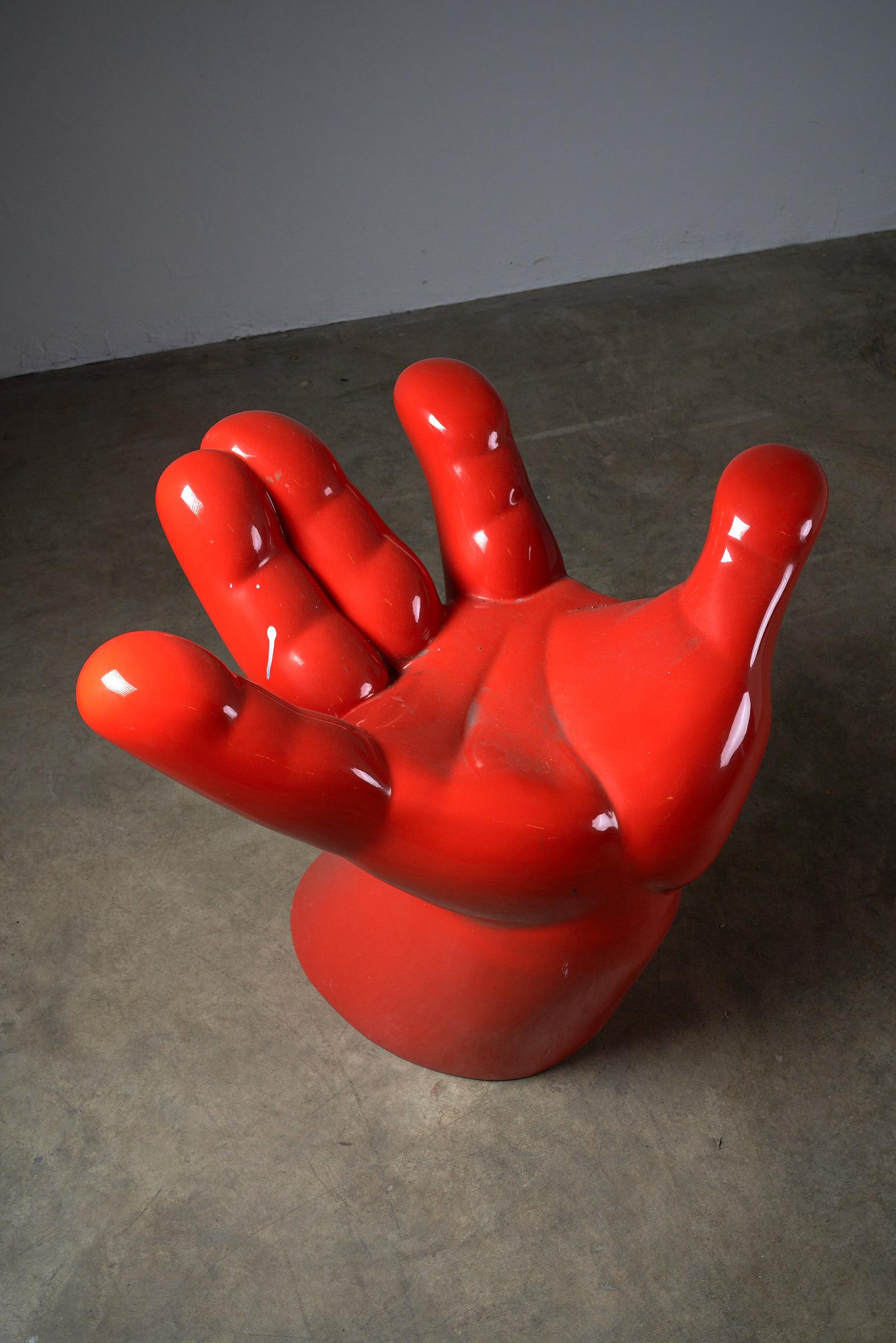 Esta singular silla taburete es una pieza independiente con forma de mano. Muy escultural y bien fabricado, es fuerte y resistente. Su color rojo brillante la convierte en una hermosa pieza de decoración, y ofrece varias posiciones cómodas para