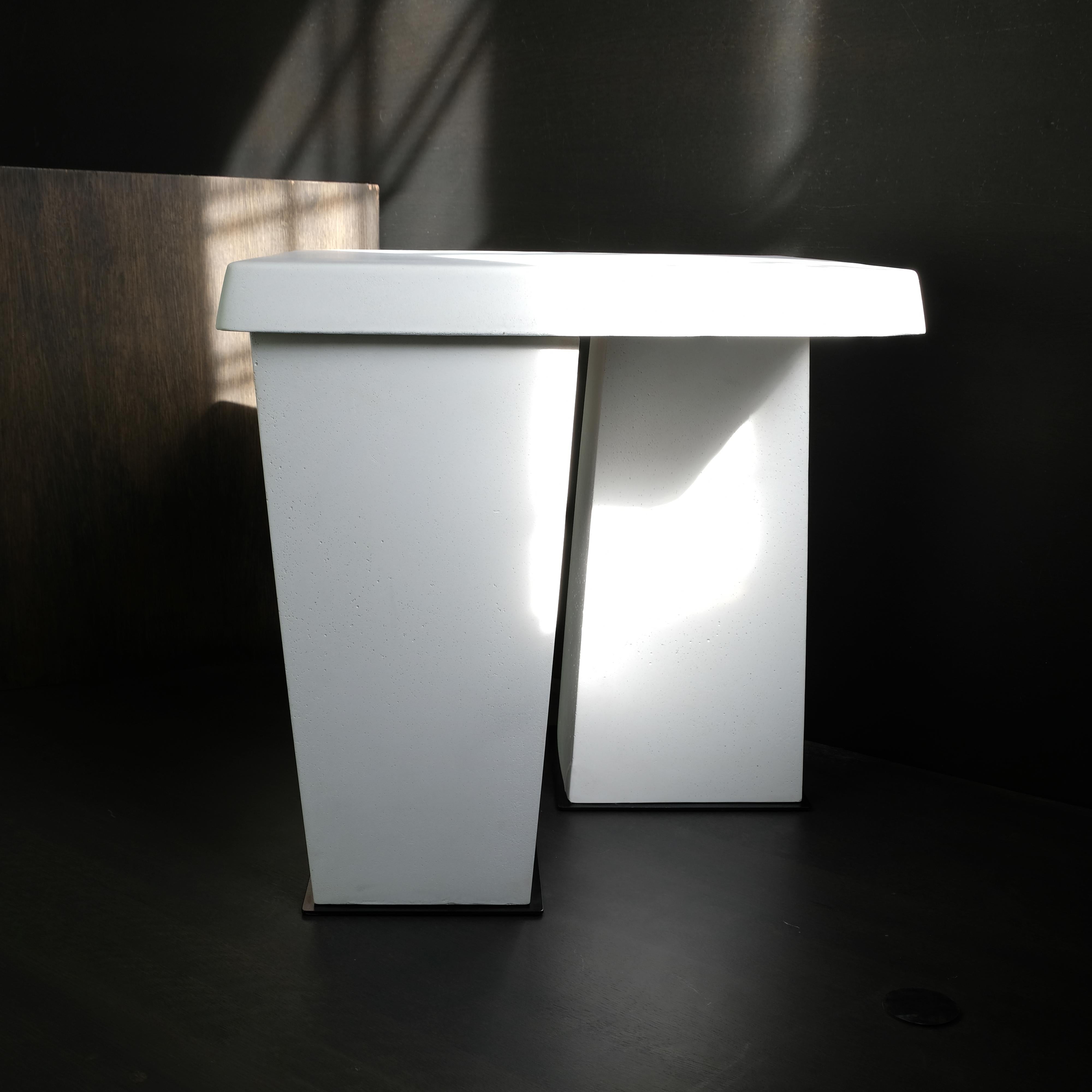 Organischer moderner skulpturaler Tisch „FRANC“ aus Gussstein von Alentes Atelier im Angebot 2