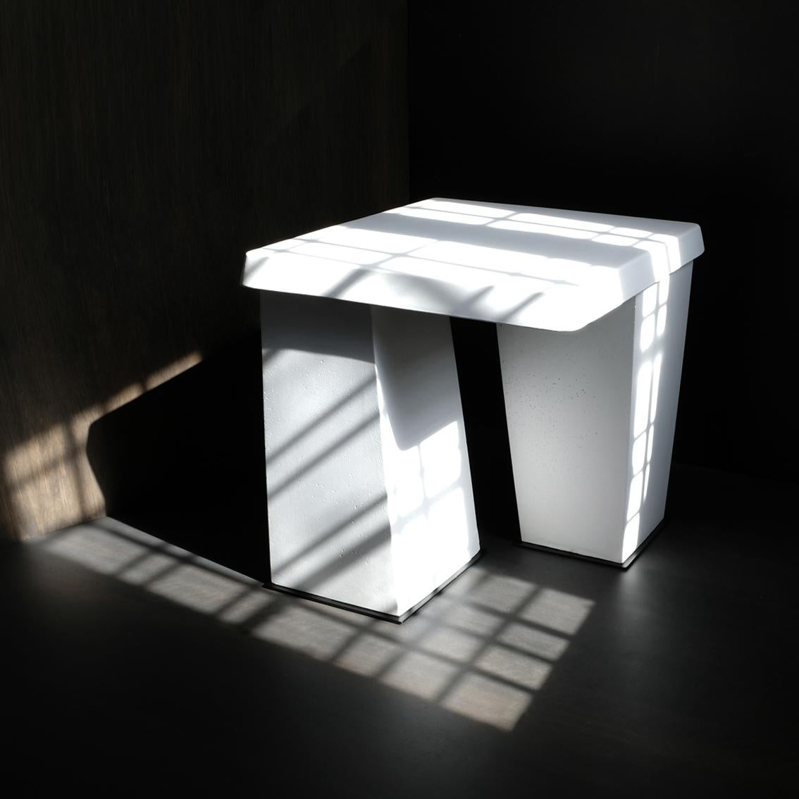 Der FRANC-Tisch, eines unserer Lieblingsstücke, gleicht einem in der Zeit eingefrorenen Schritt. Seine Form und Proportionen erinnern an die Werte des Kubismus, indem sie Minimalismus und Funktion verbinden. Als Teil unserer Monomaterial-Studie