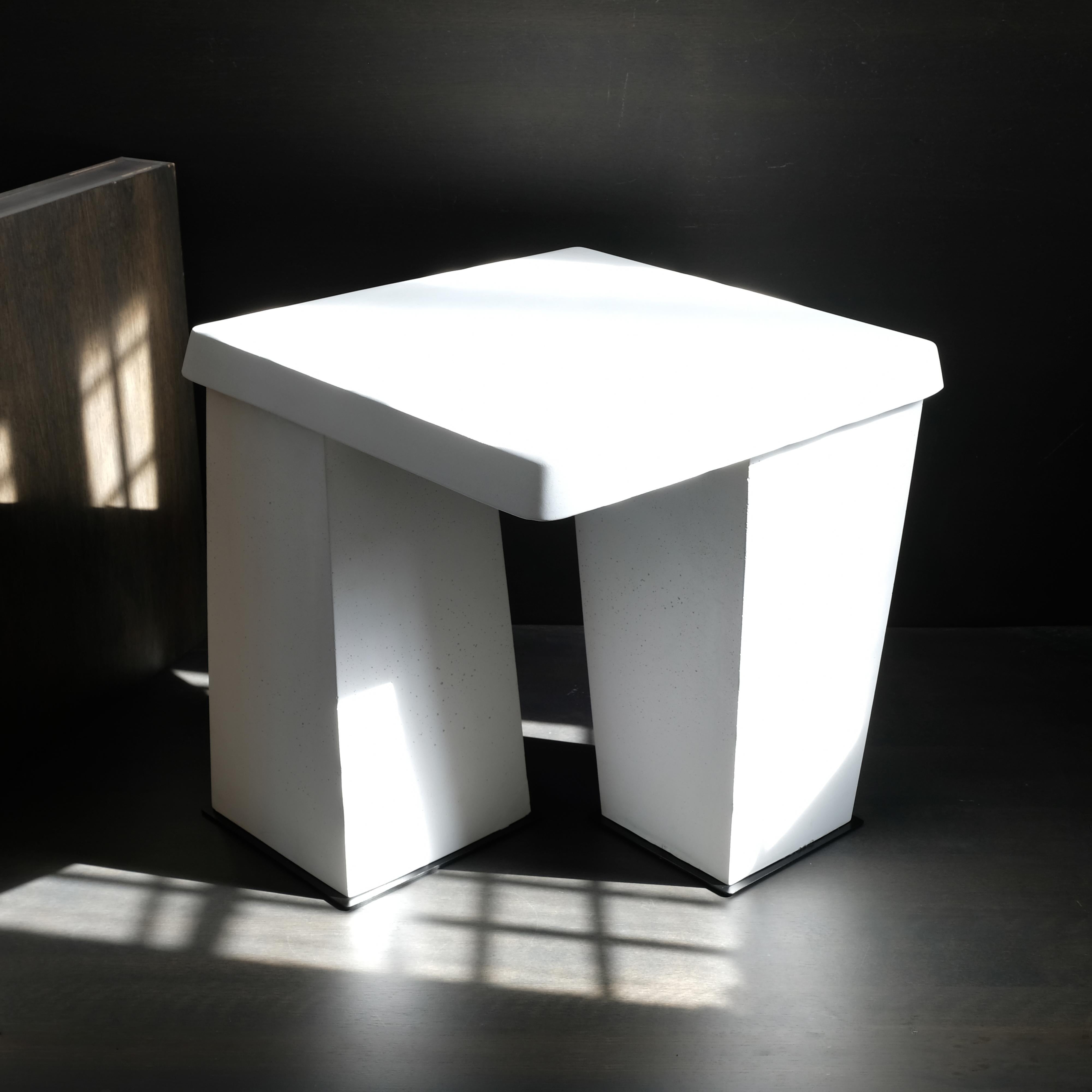 Organischer moderner skulpturaler Tisch „FRANC“ aus Gussstein von Alentes Atelier (Organische Moderne) im Angebot