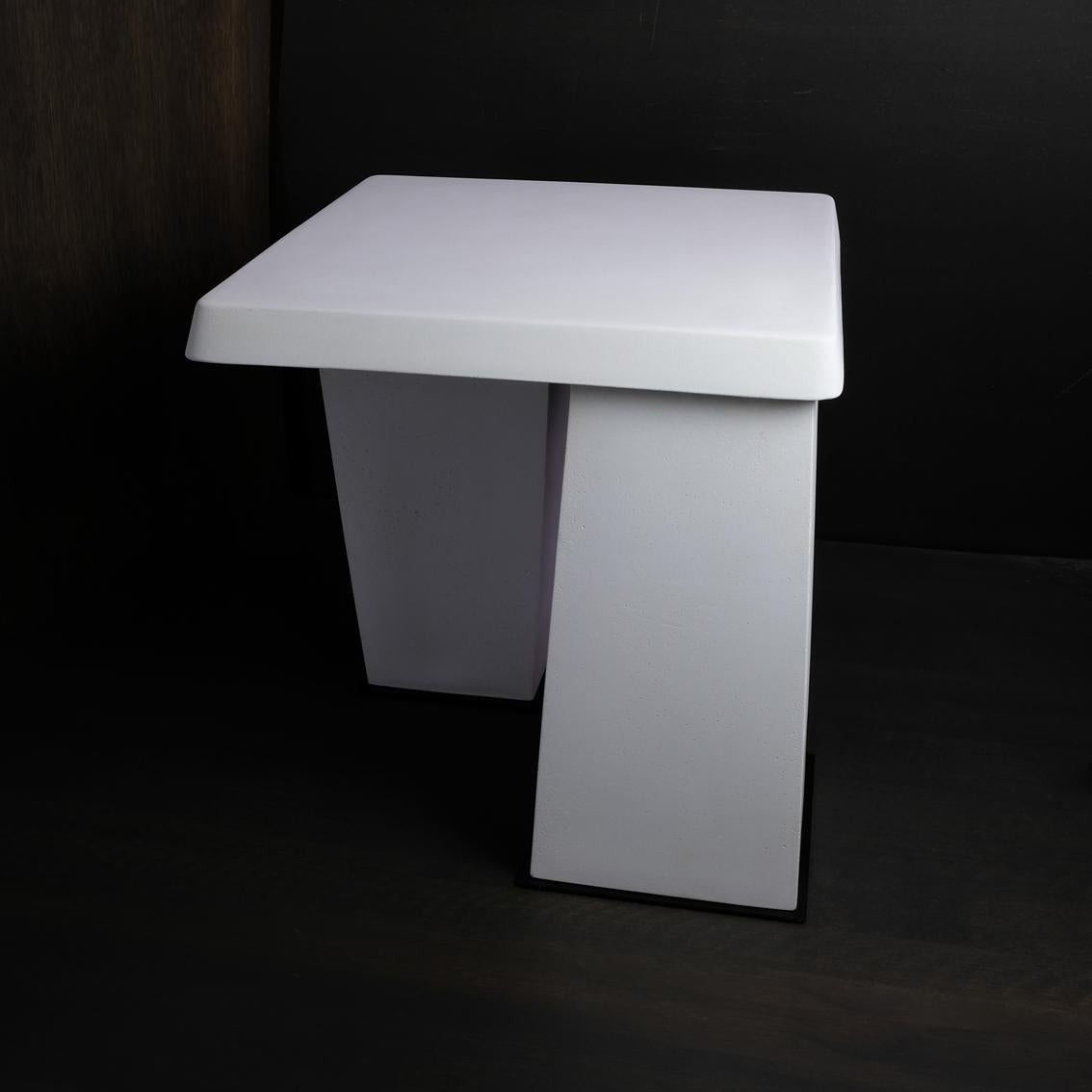 Organischer moderner skulpturaler Tisch „FRANC“ aus Gussstein von Alentes Atelier (Griechisch) im Angebot