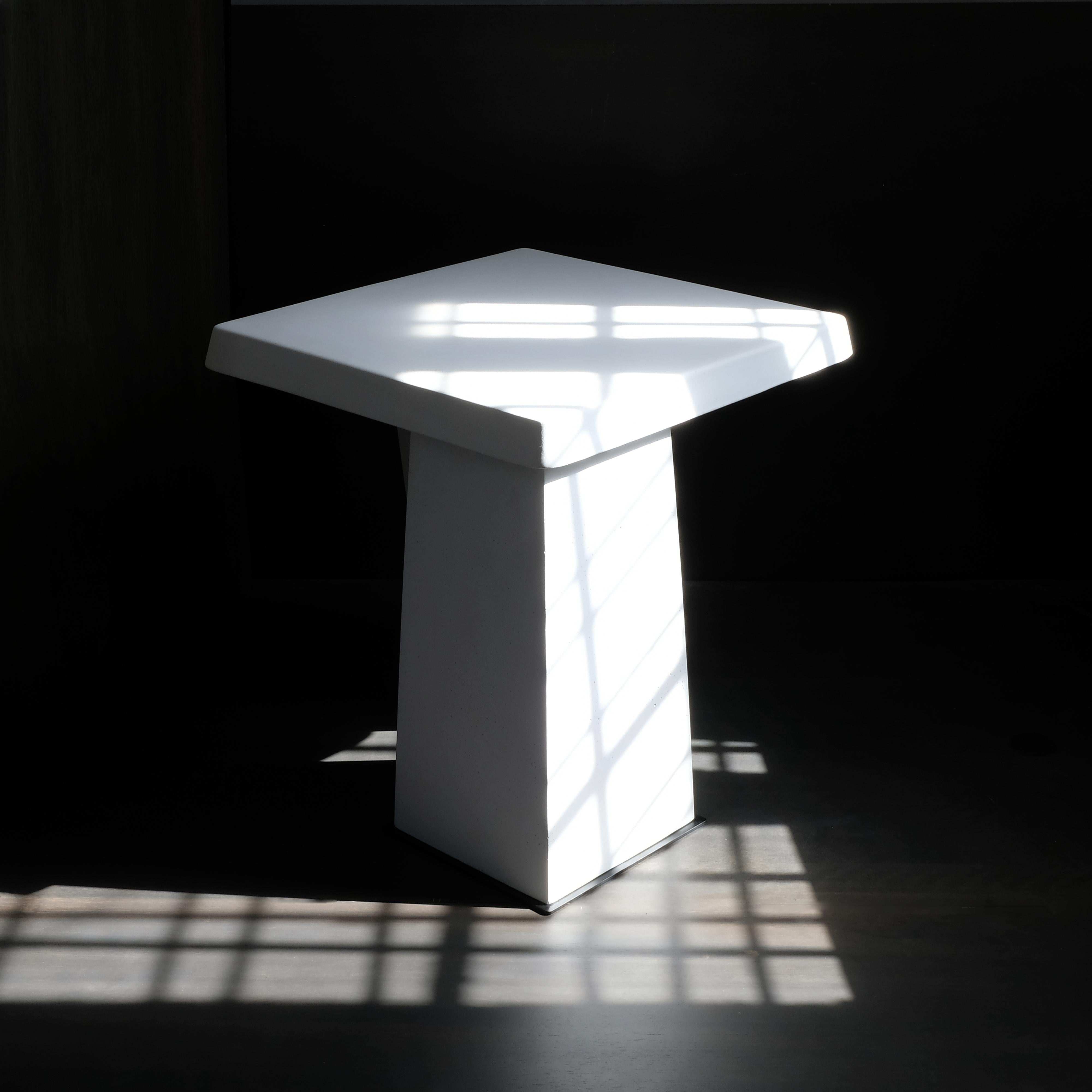 Organischer moderner skulpturaler Tisch „FRANC“ aus Gussstein von Alentes Atelier (21. Jahrhundert und zeitgenössisch) im Angebot