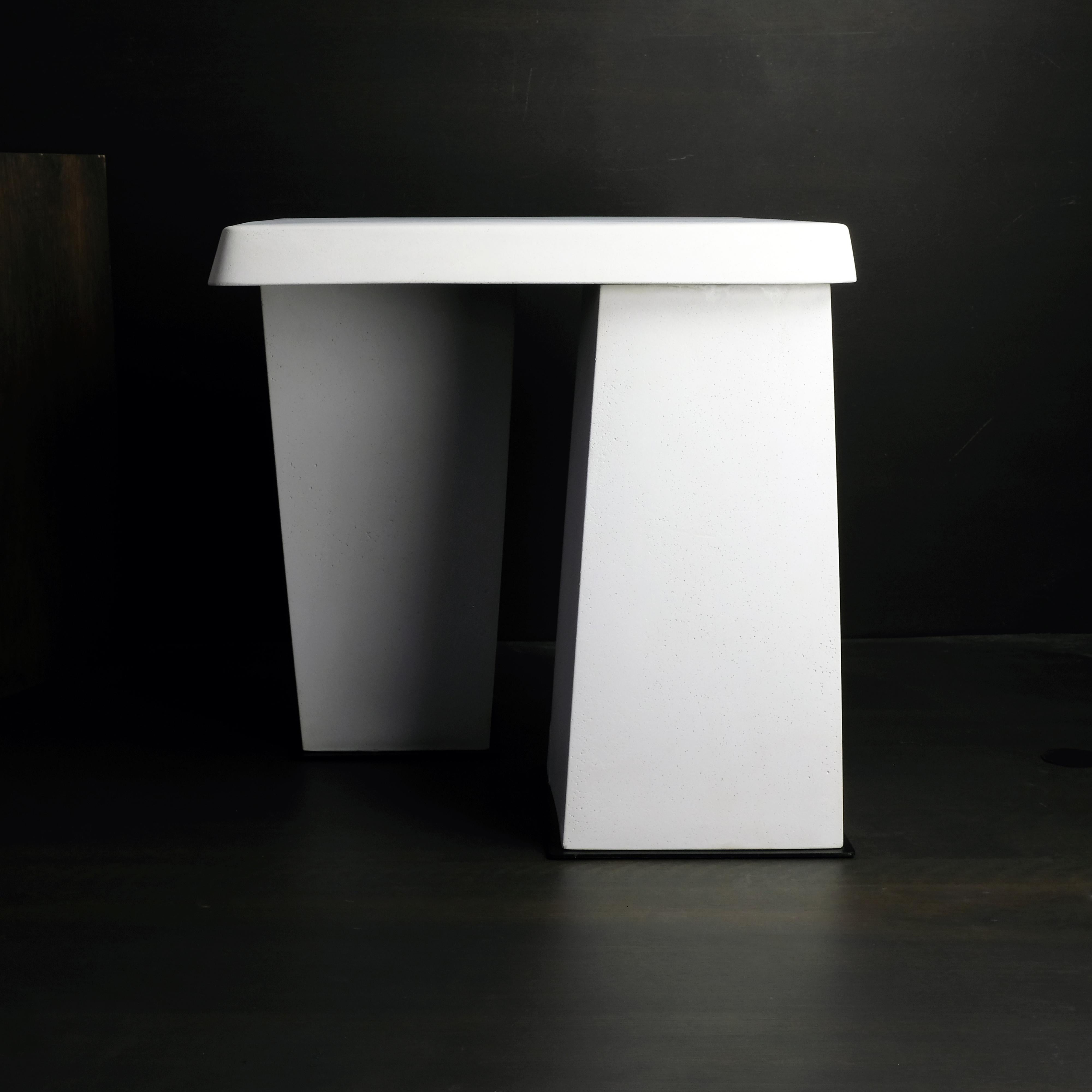 Organischer moderner skulpturaler Tisch „FRANC“ aus Gussstein von Alentes Atelier im Angebot 1