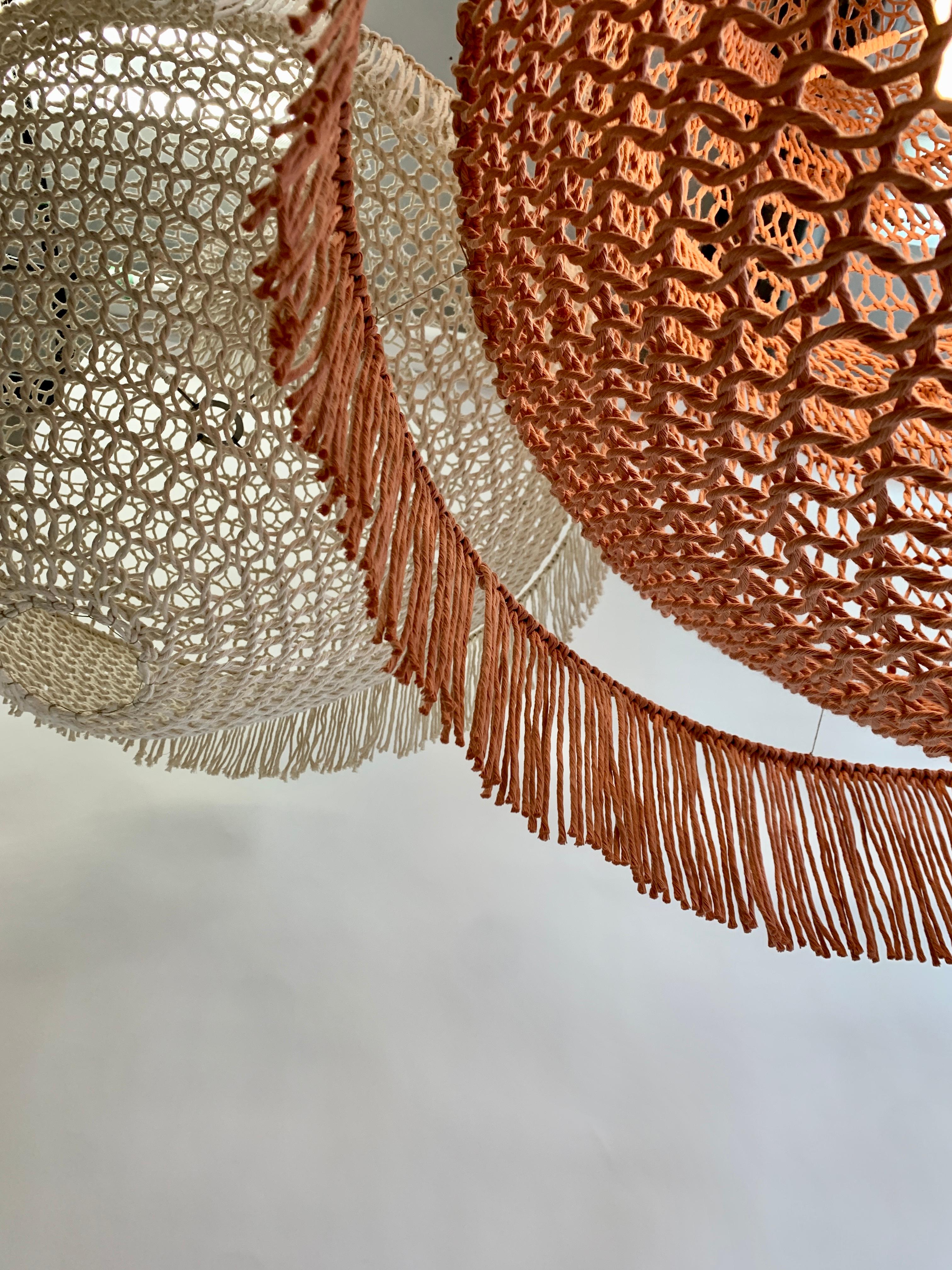Fait main Lustre sculptural à abat-jour en textile crocheté à la main Typha Raw Collection en vente