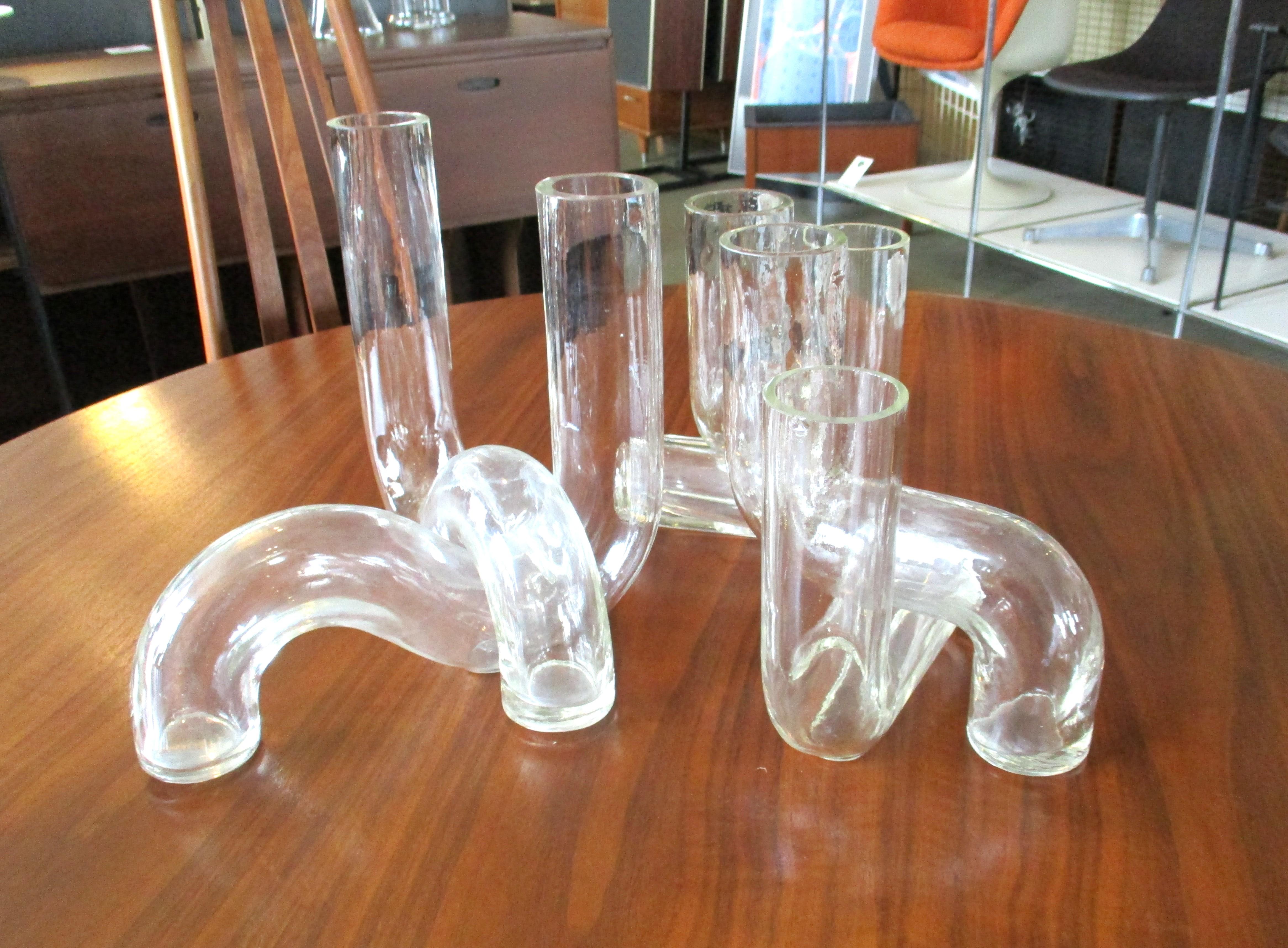 Un esclusivo set di vasi puzzle in vetro da sei pezzi, con ogni vaso separato che si incastra per creare un centrotavola straordinario per qualsiasi tavolo. Realizzato con vetro trasparente fuso di forte spessore, tre pezzi hanno un fondo lungo e