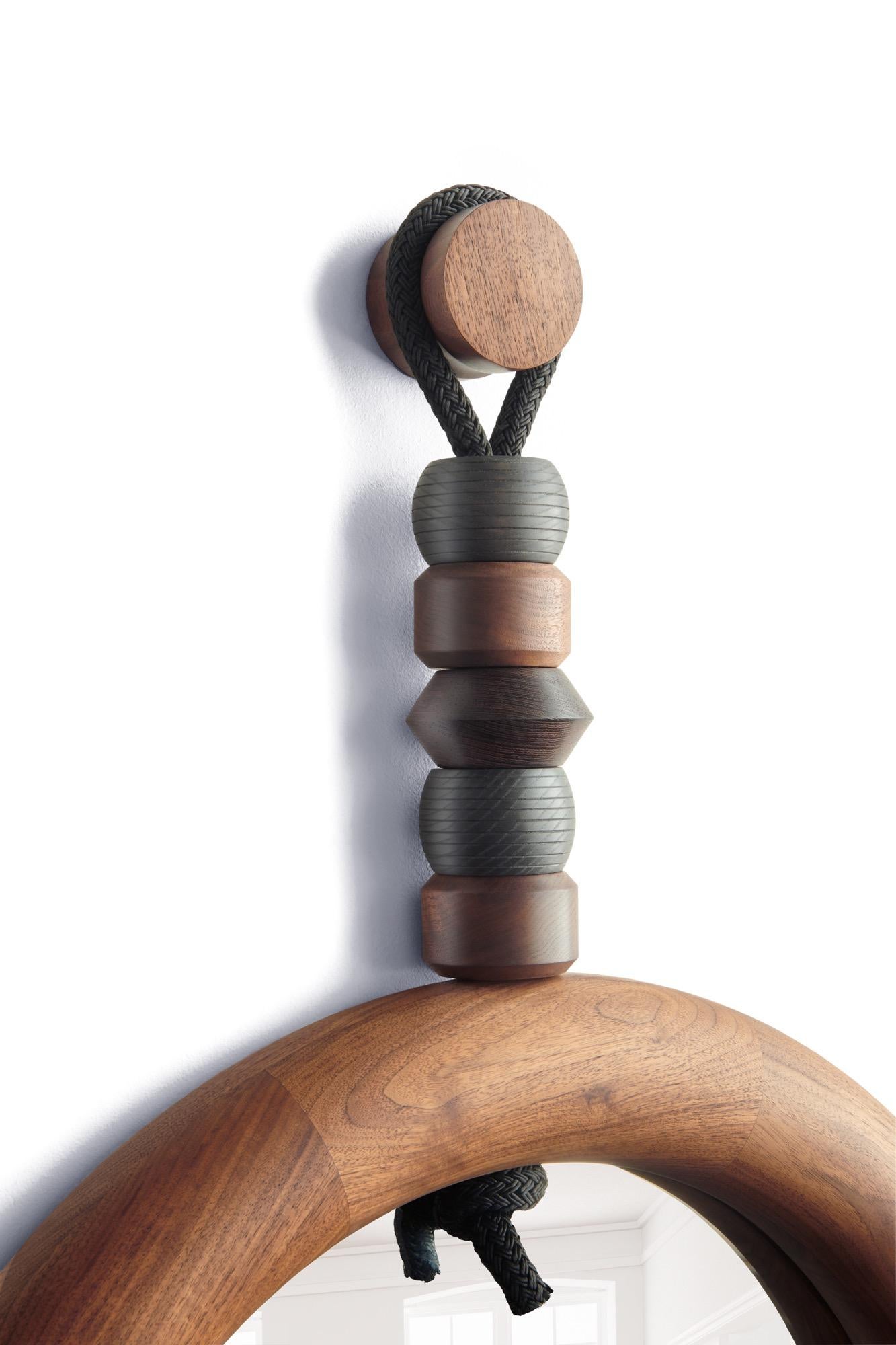 Skulpturaler handgefertigter Spiegel mit Perlen und Ring aus Nussbaumholz (Moderne) im Angebot