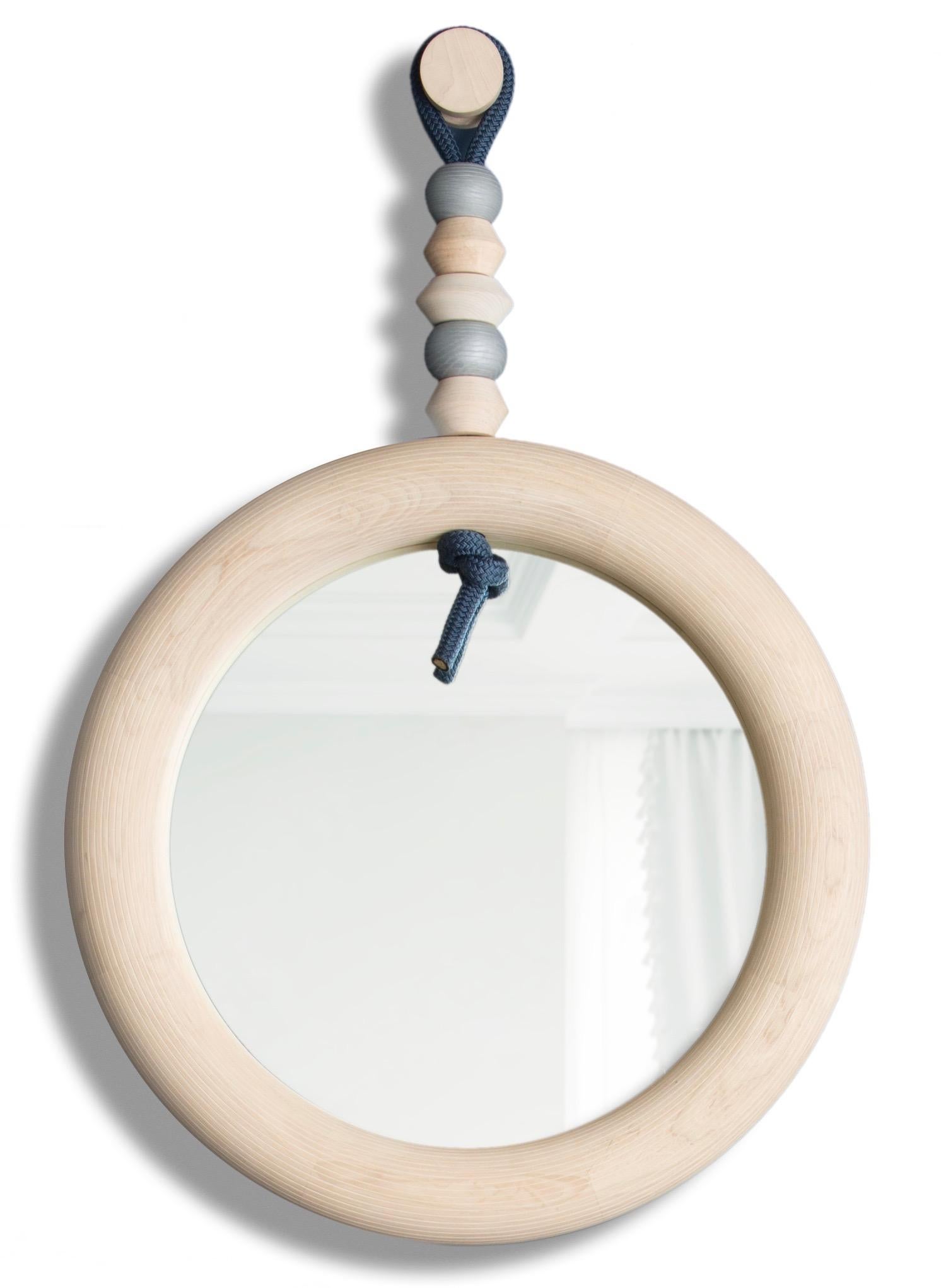 Skulpturaler handgefertigter Spiegel mit Perlen und Ring aus Nussbaumholz (21. Jahrhundert und zeitgenössisch) im Angebot