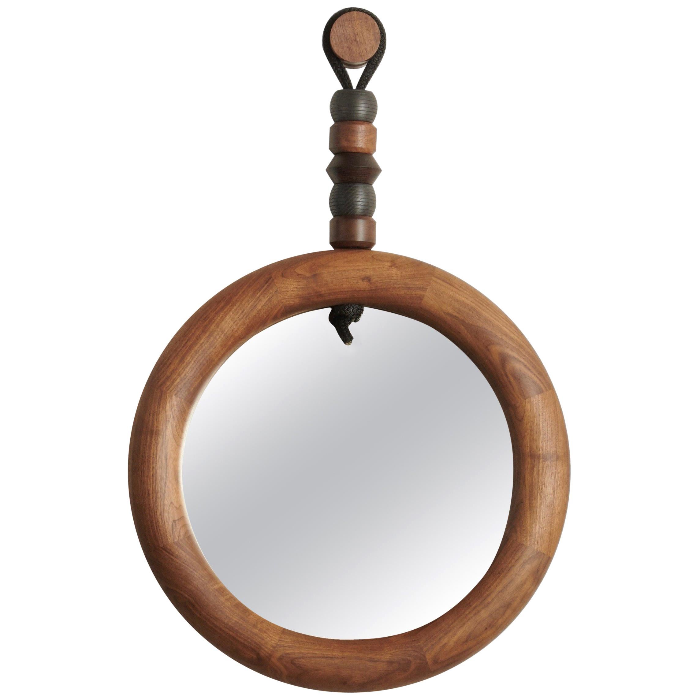 Miroir sculptural en noyer avec perles et anneaux, fabriqué à la main en vente