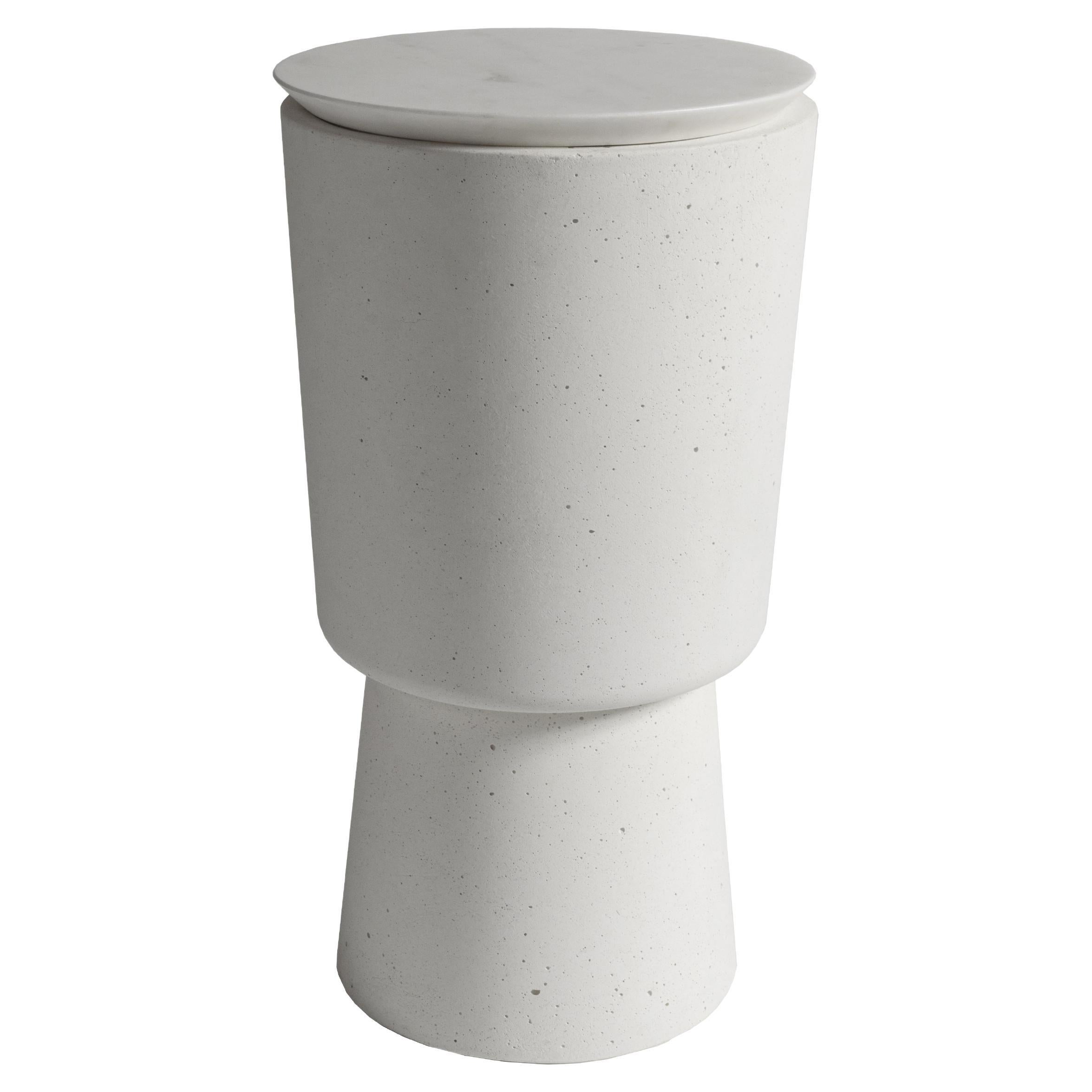 Mesa auxiliar blanca zócalo mármol fundido orgánico moderno by Alentes Atelier A
