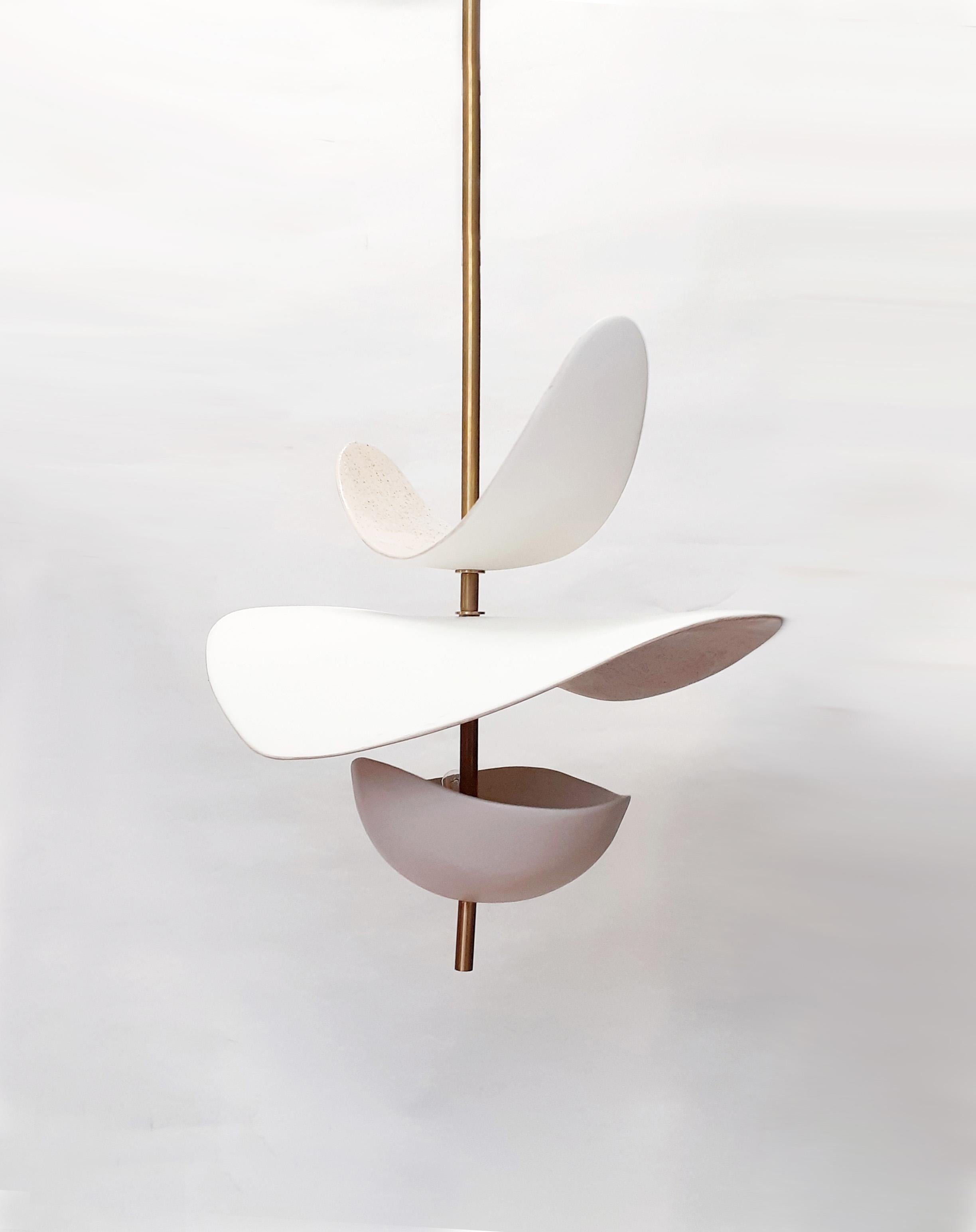 Sculptural ceramic suspension.
Poetic and organic design handmade by Elsa Foulon Studio in her Parisian workshop.
Enameled ceramic, brass structure.
The size of the ceramic part can be customized ( max lenght : 29.5 Inch - additional cost )
Two
