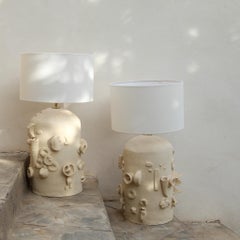 Juego de dos lámparas de sobremesa escultóricas de cerámica hechas a mano, diseño brutalista, estilo años 70
