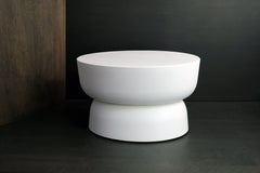 Ovaler weißer Couchtisch Tartaruga aus organischem Mordern-Steingussstein von Alentes Atelier