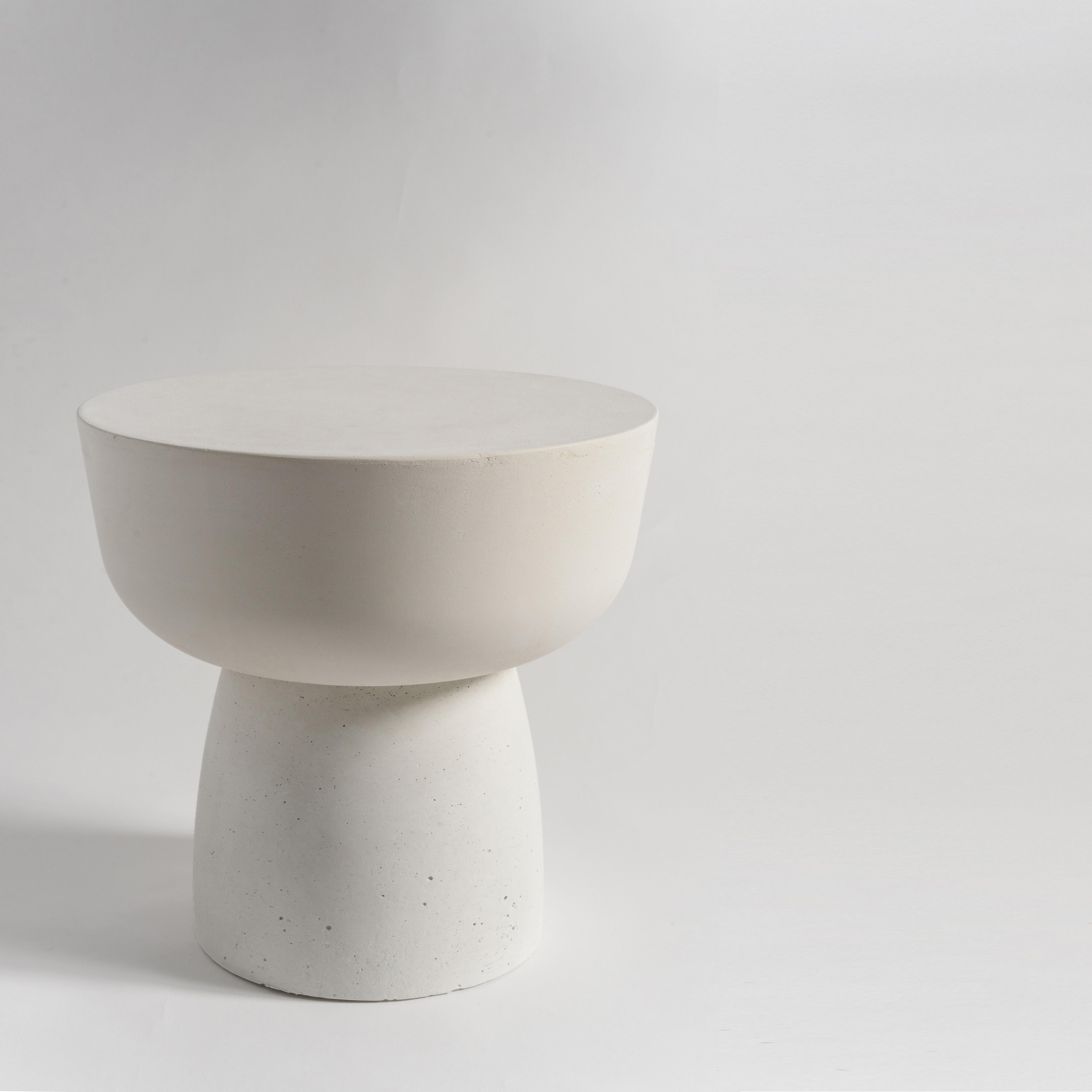 Mesa escultórica contemporánea europea del siglo XXI 'MUSHROOM SOLID' de piedra colada blanca - tamaño TALL.

La mesa 