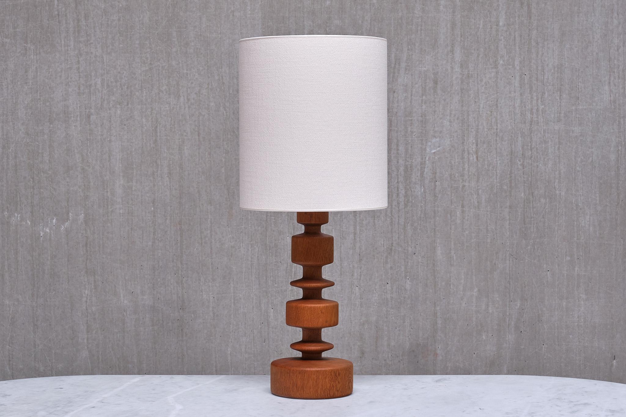 Cette lampe de table exceptionnellement rare a été conçue par Hans Bergström et produite par Ateljé Lyktan en Suède dans les années 1960. Ce modèle, numéroté 762, est l'un des rares designs de Bergström où la base a été entièrement exécutée en bois