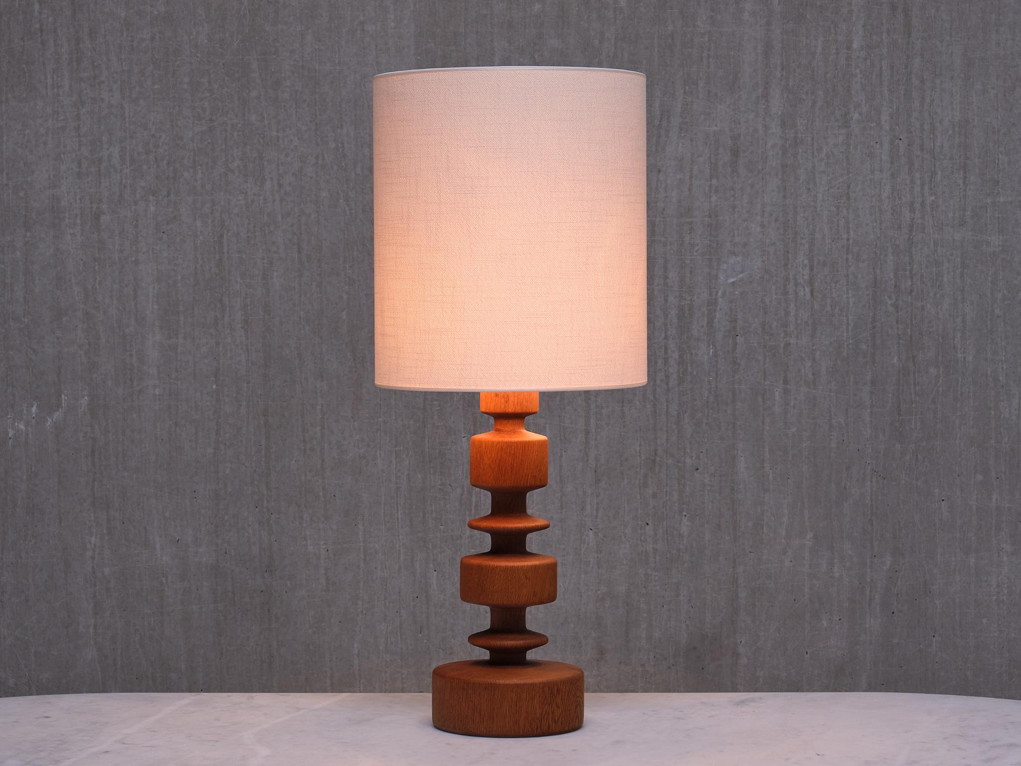 Scandinave moderne Lampe de table sculpturale en Oak, modèle 762, Ateljé Lyktan, Suède, années 1960 en vente