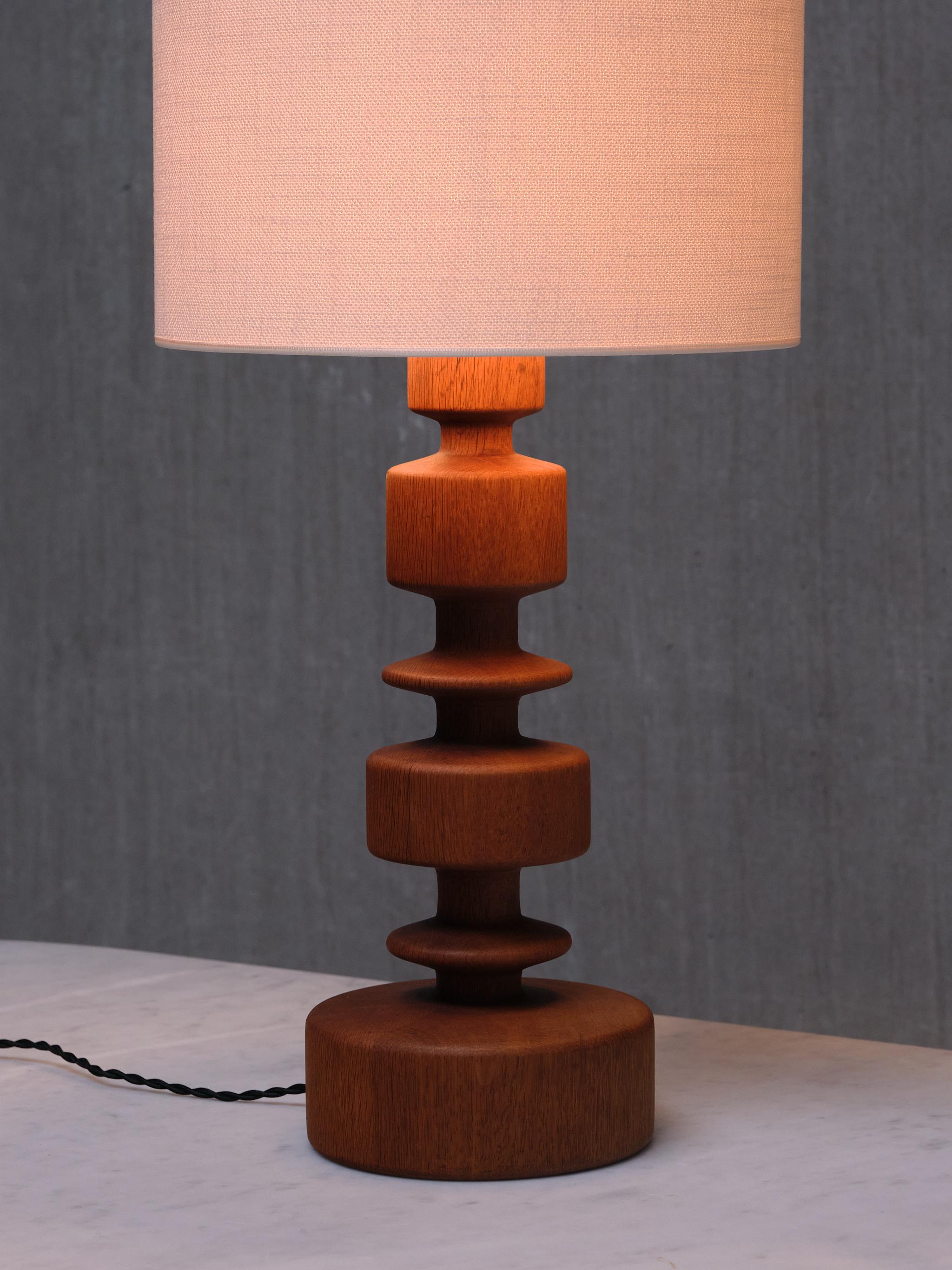 Suédois Lampe de table sculpturale en Oak, modèle 762, Ateljé Lyktan, Suède, années 1960 en vente