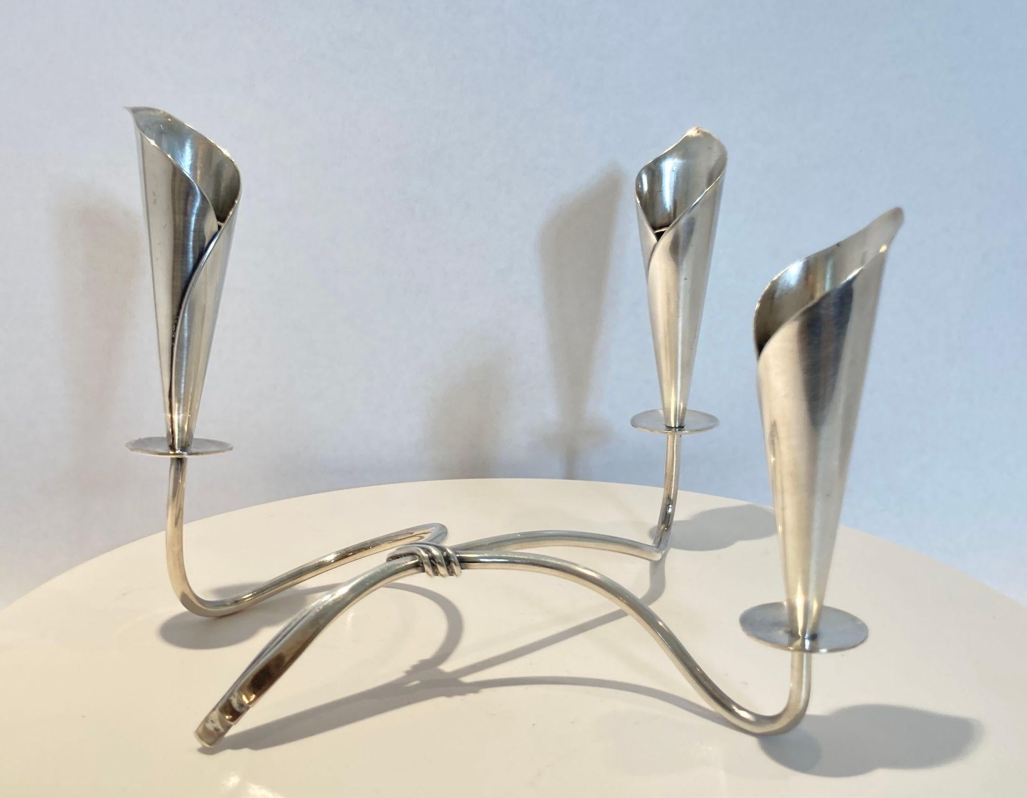 Portacandele scultoreo d'epoca in argento Hans Jensen Calla Lily, una coppia.
Coppia di portacandele a forma di giglio di Calas della metà del secolo scorso, in argento, di Hans Jensen, con il marchio 