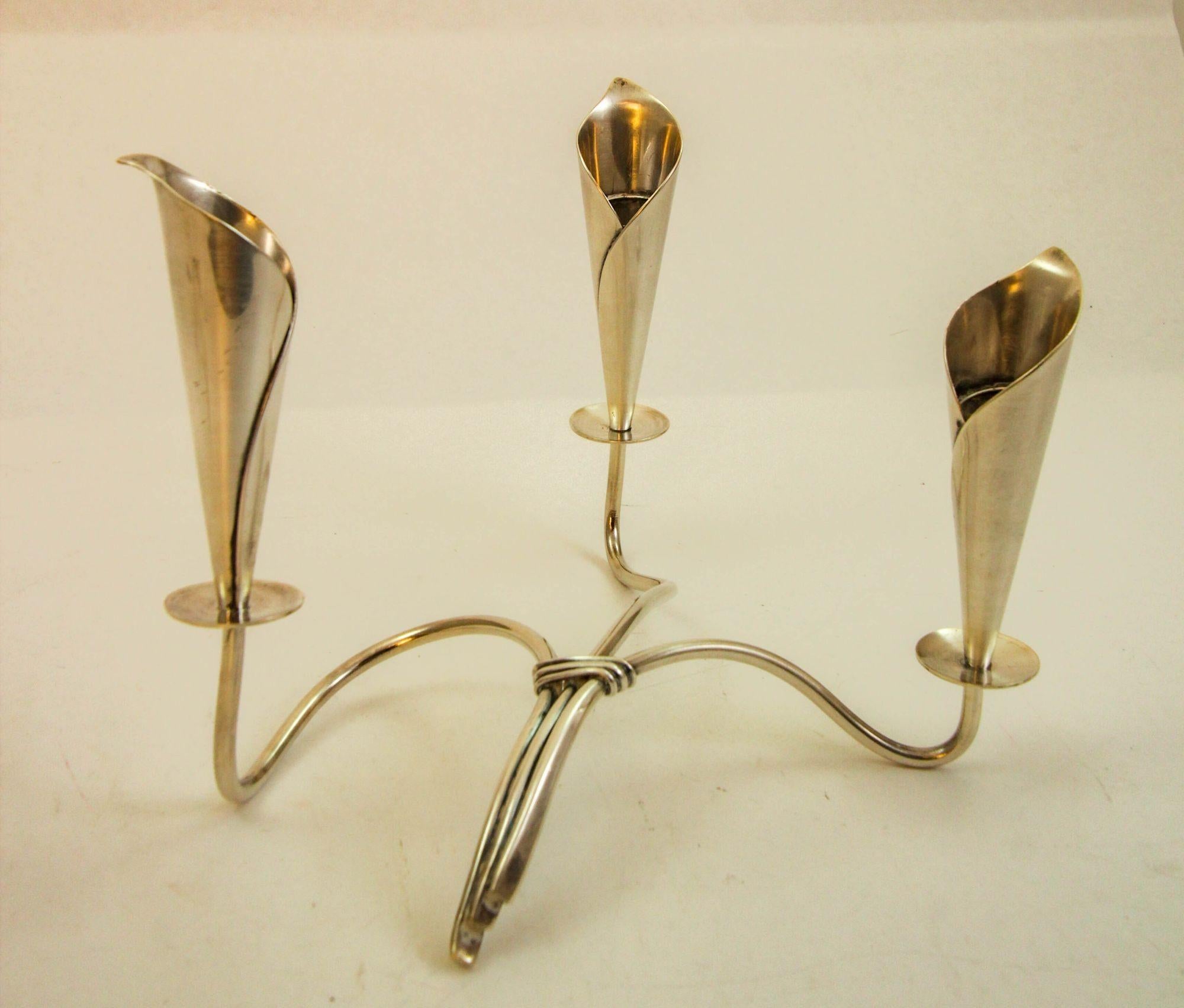 Placcato argento Portacandele scultoreo Hans Jensen Calla Lily placcato in argento a coppia in vendita