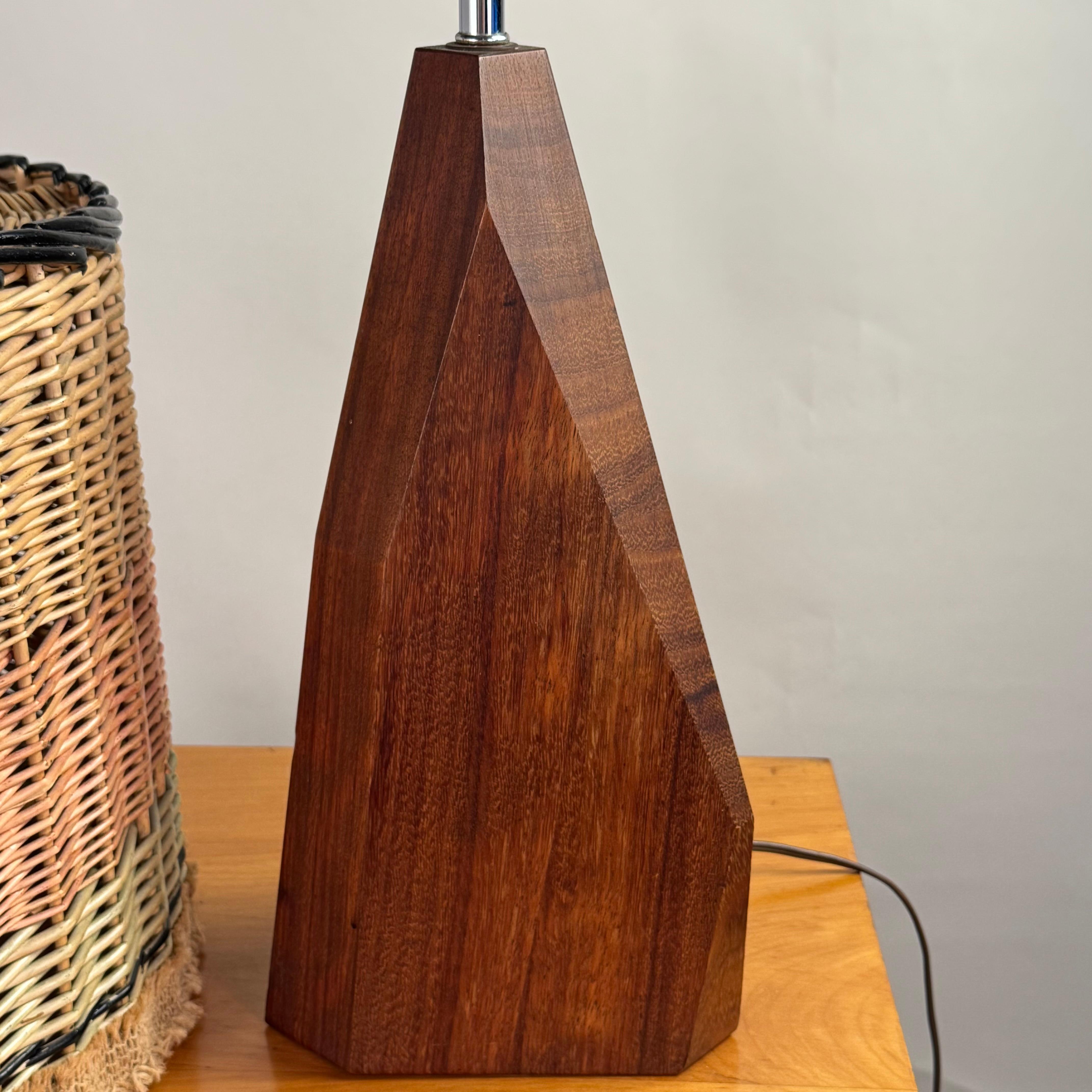 Lampe sculpturale en bois de Koa hawaïen avec abat-jour en rotin personnalisé en vente 4