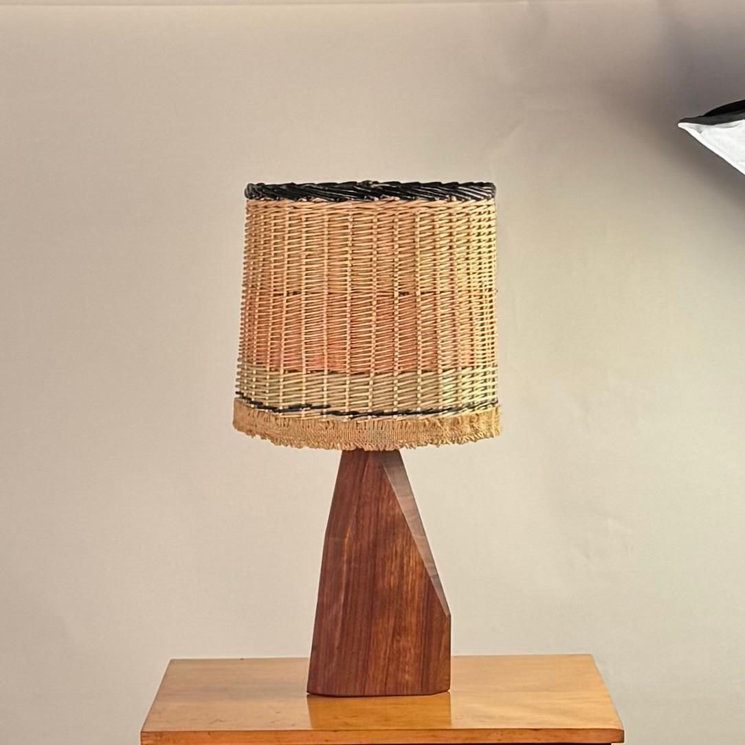 Lampe sculpturale en bois de Koa hawaïen avec abat-jour en rotin.

Les dimensions indiquées sont les dimensions totales de la lampe avec l'abat-jour. L'abat-jour a un diamètre de 14 pouces et une hauteur de 13 pouces.

Câblage avec interrupteur sur