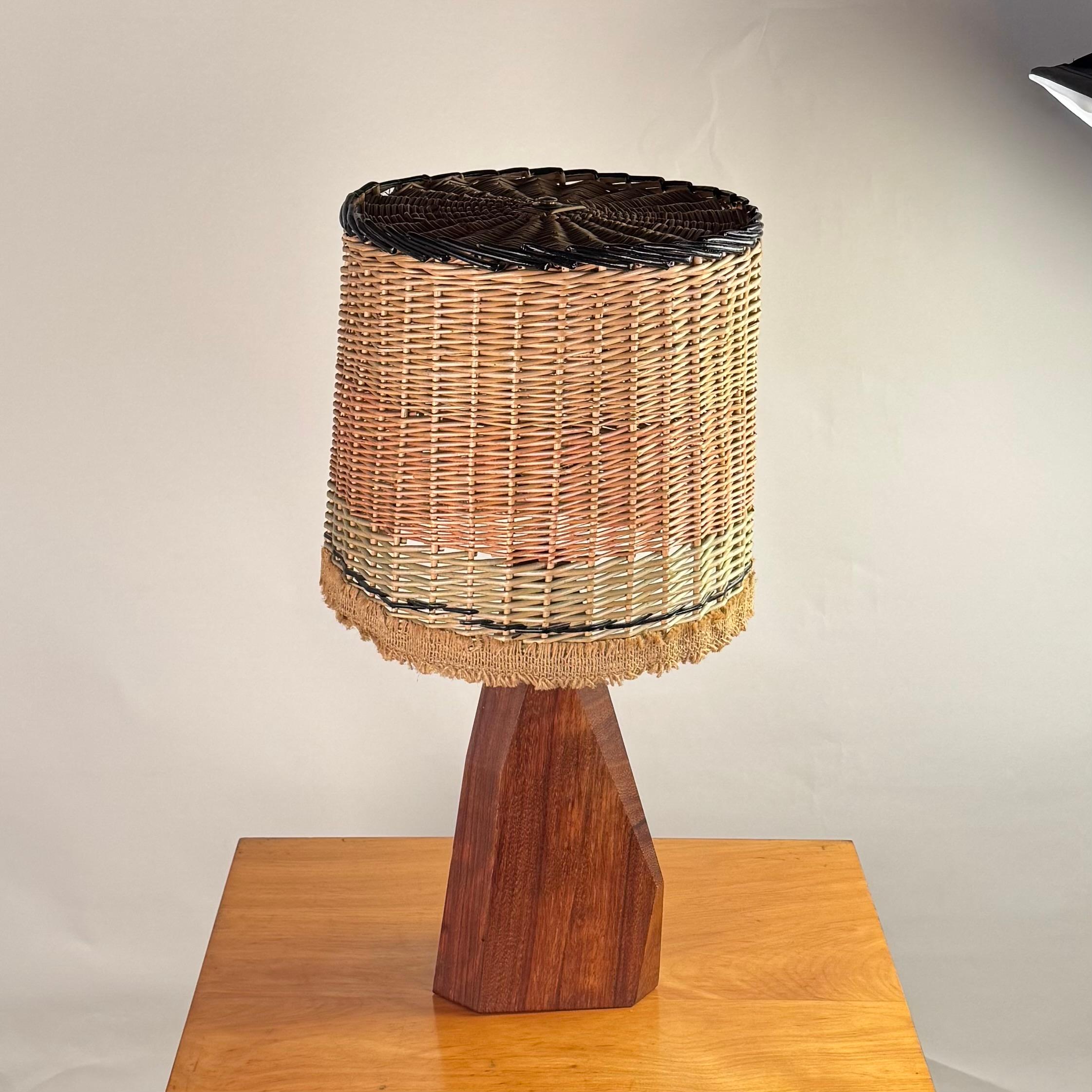 Américain Lampe sculpturale en bois de Koa hawaïen avec abat-jour en rotin personnalisé en vente