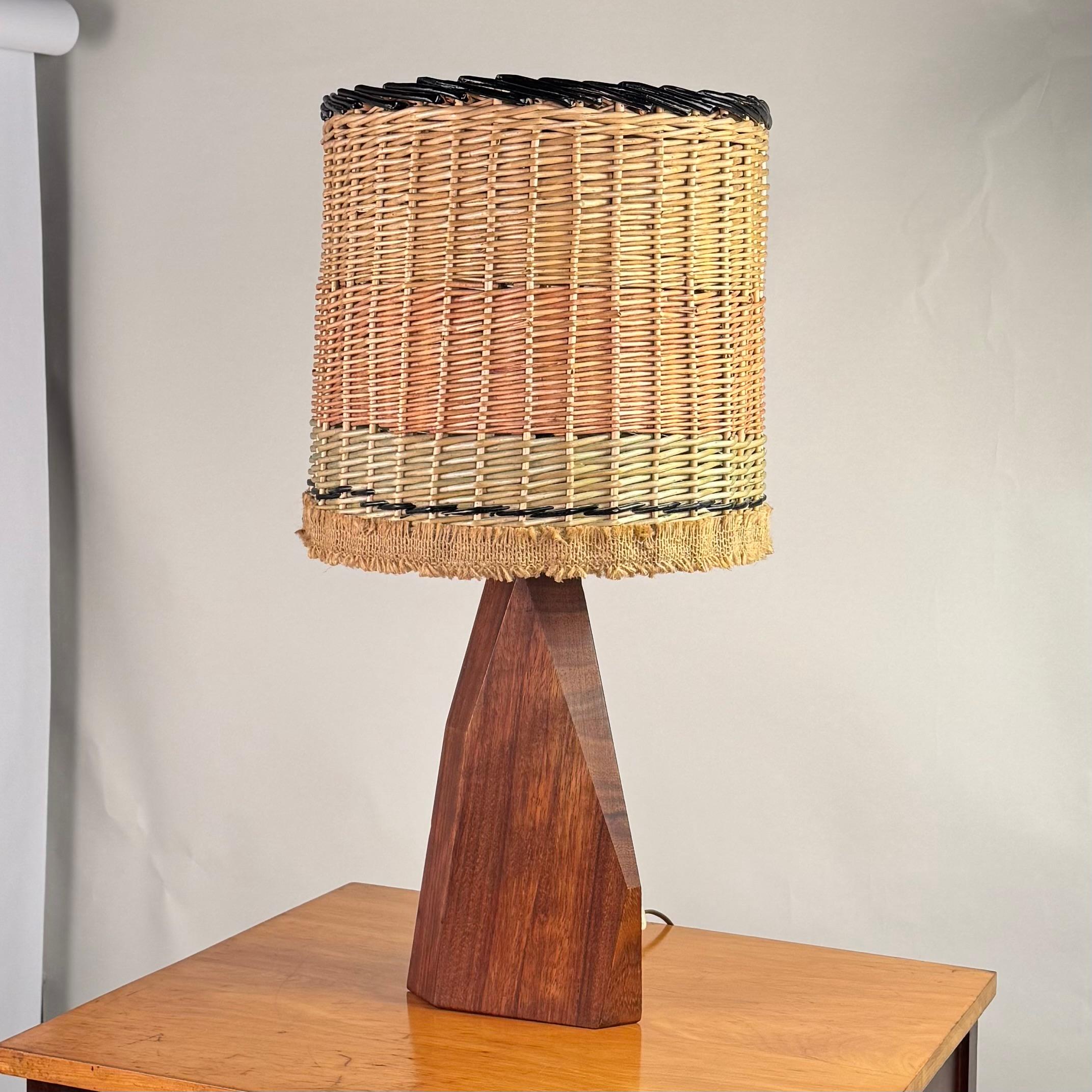 Lampe sculpturale en bois de Koa hawaïen avec abat-jour en rotin personnalisé Bon état - En vente à Los Angeles, CA