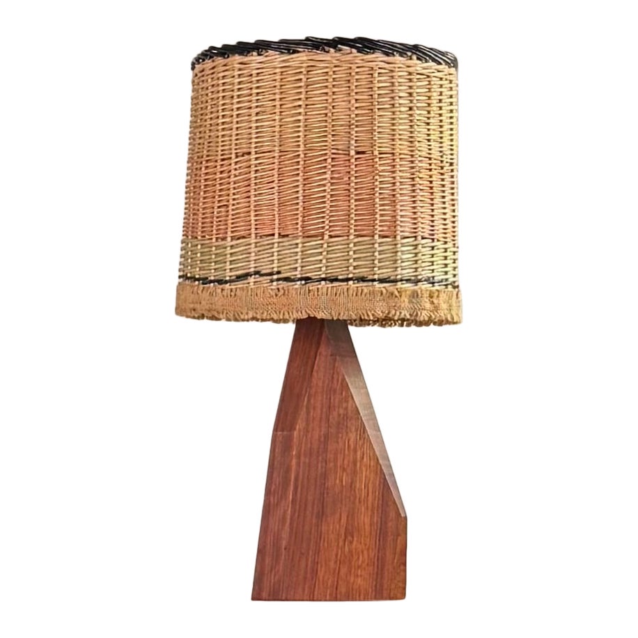 Lampe sculpturale en bois de Koa hawaïen avec abat-jour en rotin personnalisé en vente