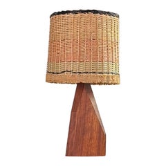 Lampe sculpturale en bois de Koa hawaïen avec abat-jour en rotin personnalisé