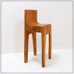 Silla alta escultural de estilo brutalista en roble macizo inspirada en el wabi-sabi