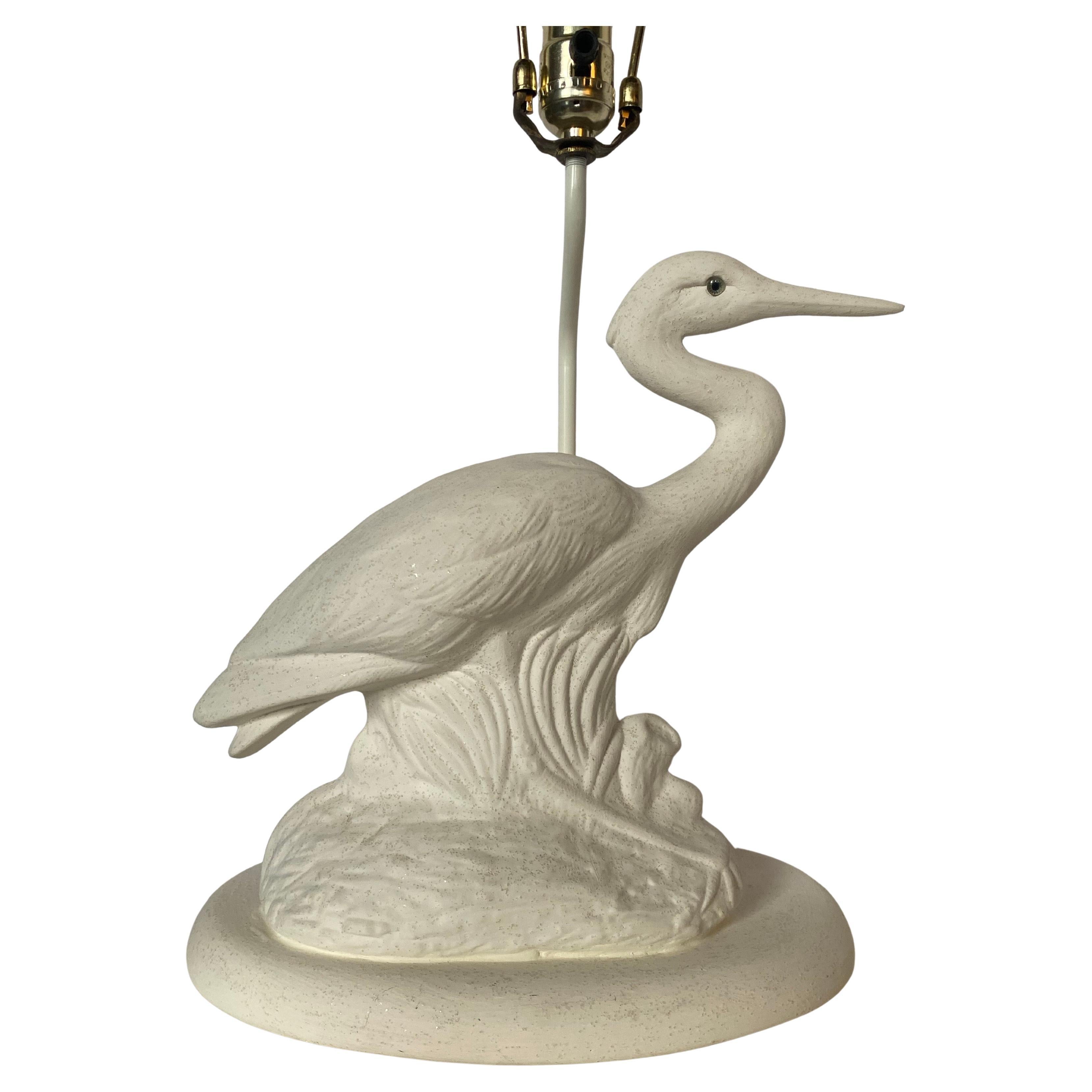 Schönes Paar von Hollywood Regency Chinoiserie-Stil Kran Vogel Lampen. Diese skulpturalen Kranich- oder Reiherlampen aus Keramik haben eine matte, cremefarbene Biskuit-Steinzeug-Oberfläche mit einer gipsähnlichen Textur. Jeder Vogel hat detaillierte