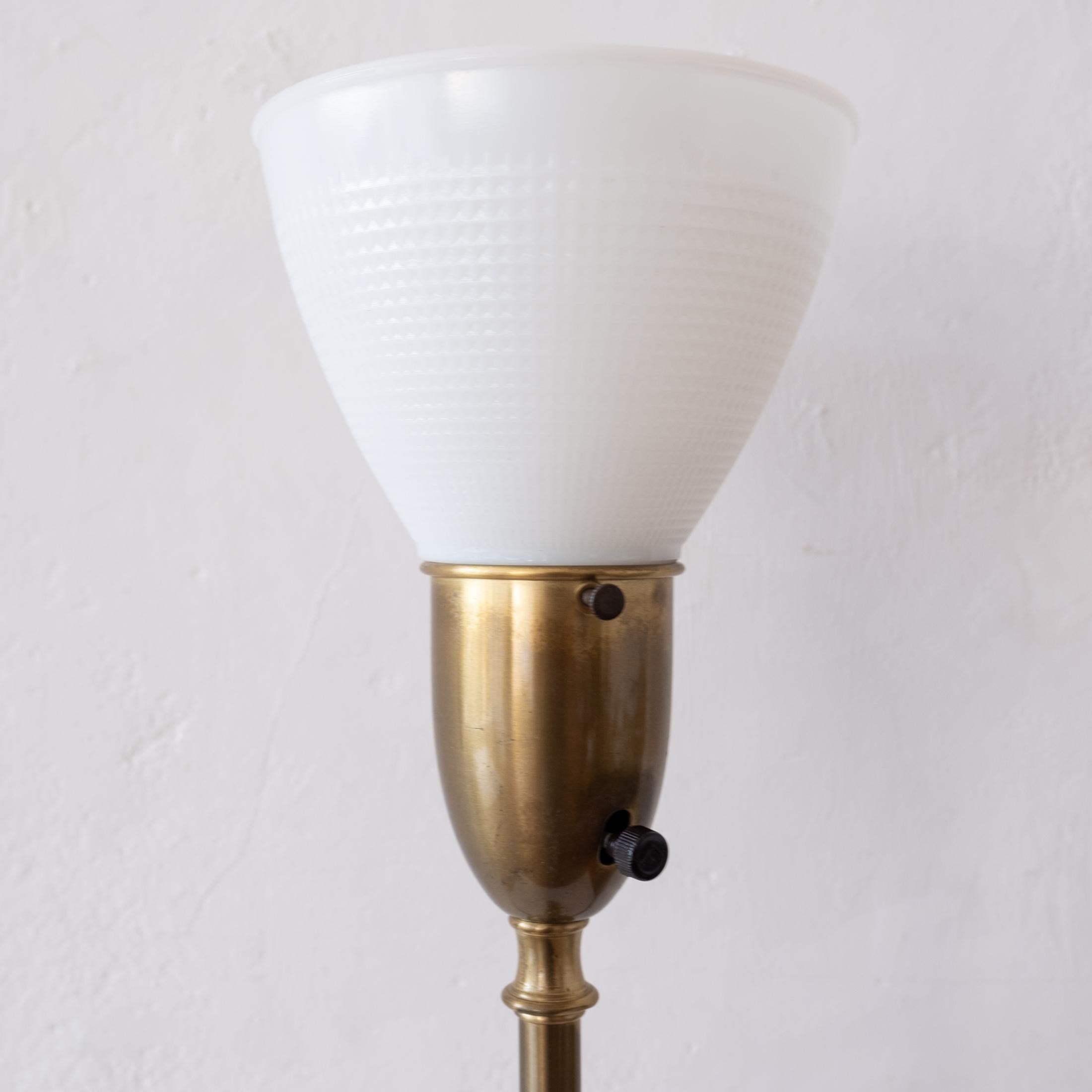 Lampe de table sculpturale en laiton Hollywood Regency du milieu du siècle dernier en vente 3
