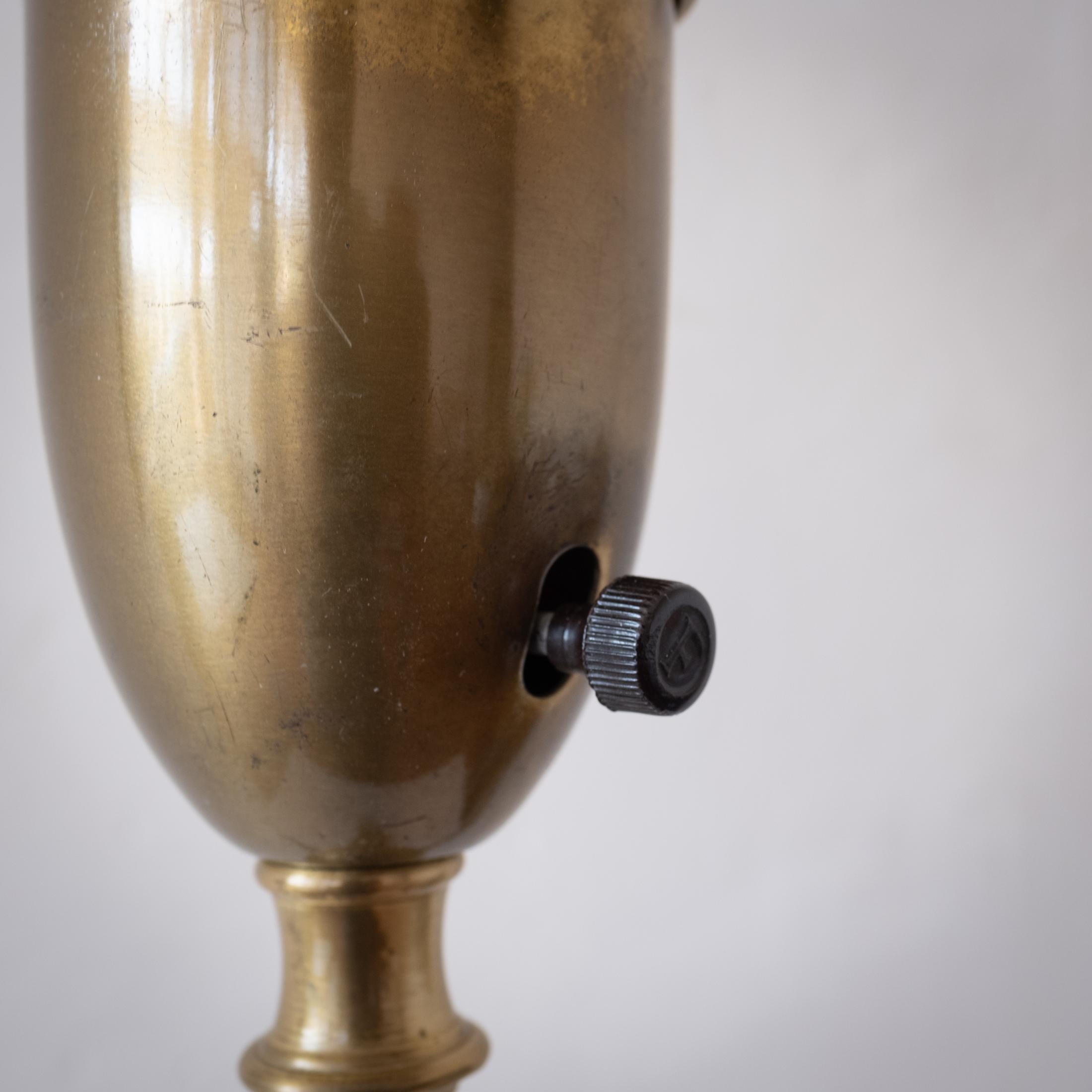 Lampe de table sculpturale en laiton Hollywood Regency du milieu du siècle dernier en vente 4