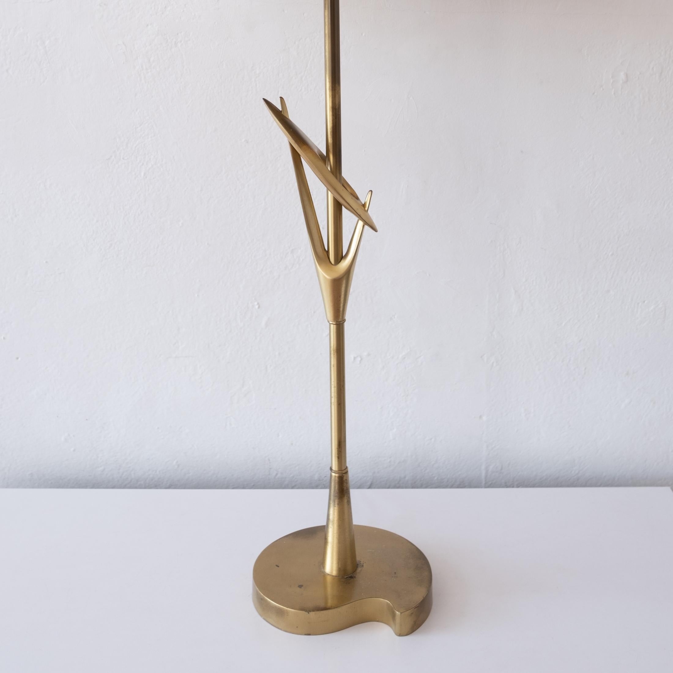 Incroyable lampe de table sculpturale en laiton des années 1950. Elle rappelle les sculptures du milieu du siècle de Constantin Brancusi ou de Barbara Hepworth. Forme libre de la base. 